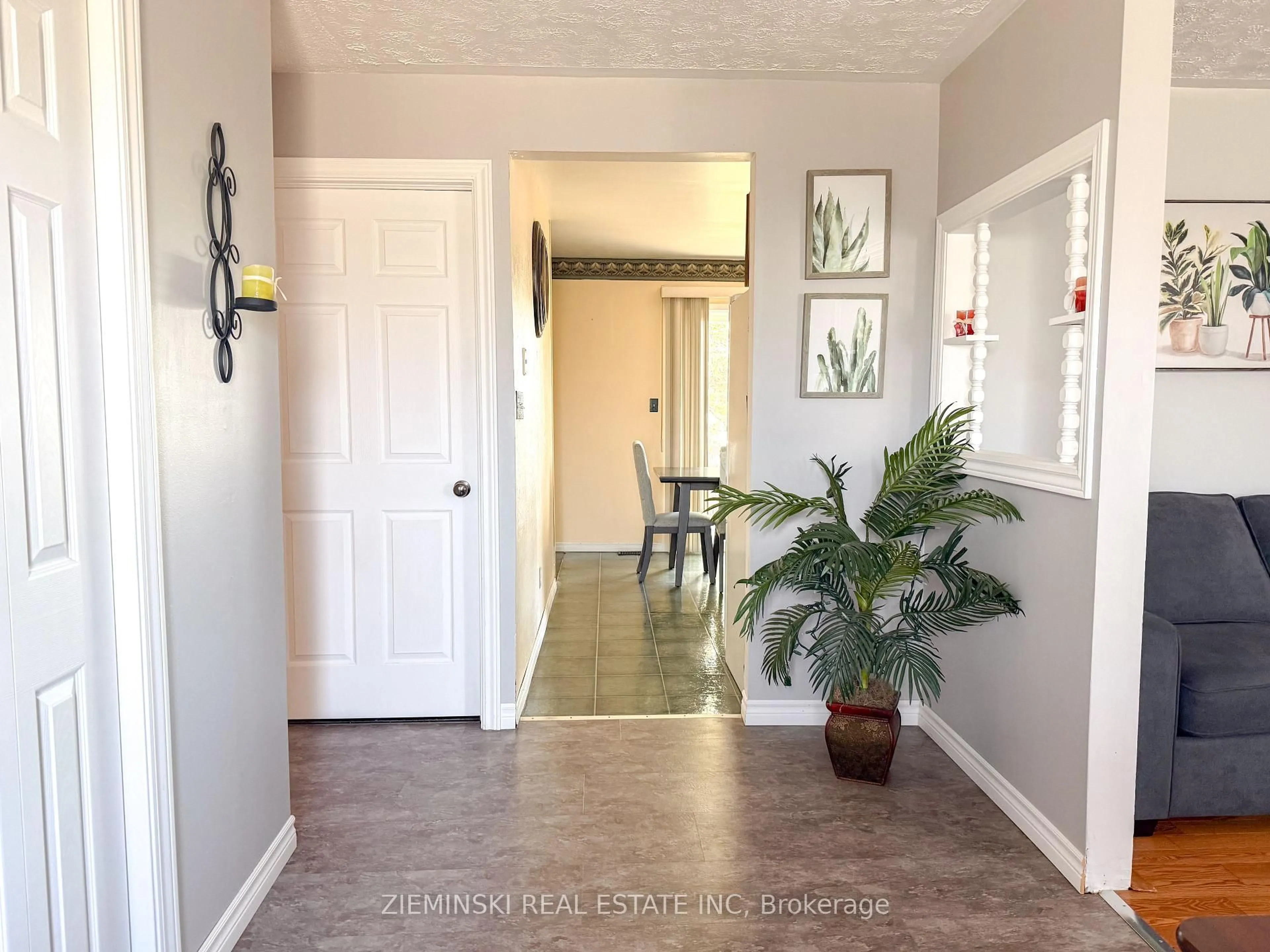 Indoor entryway for 403 Scott St, Iroquois Falls Ontario P0K 1G0