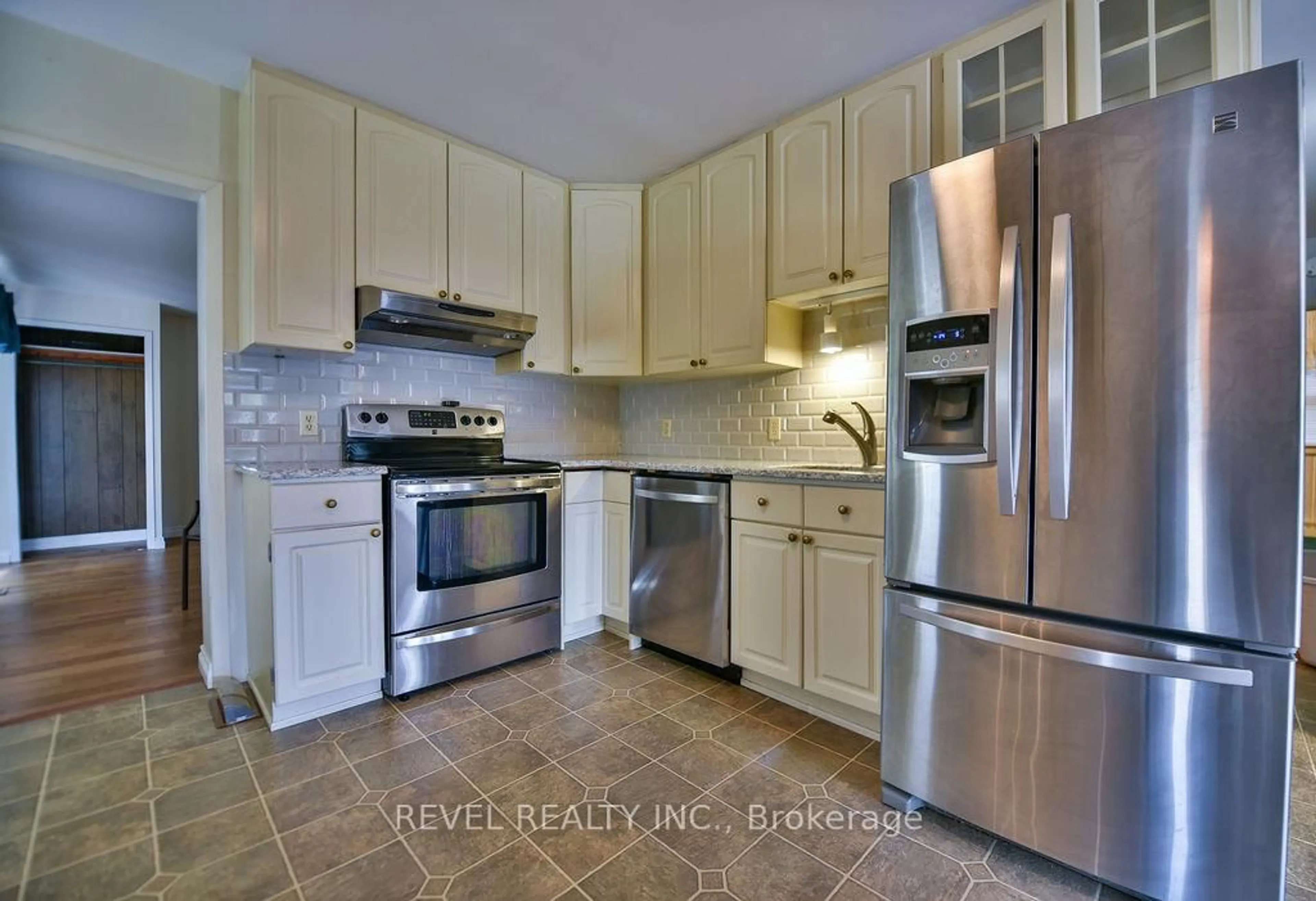 Standard kitchen, ceramic/tile floor for 711 Eyre Blvd, Timmins Ontario P4N 4Z3