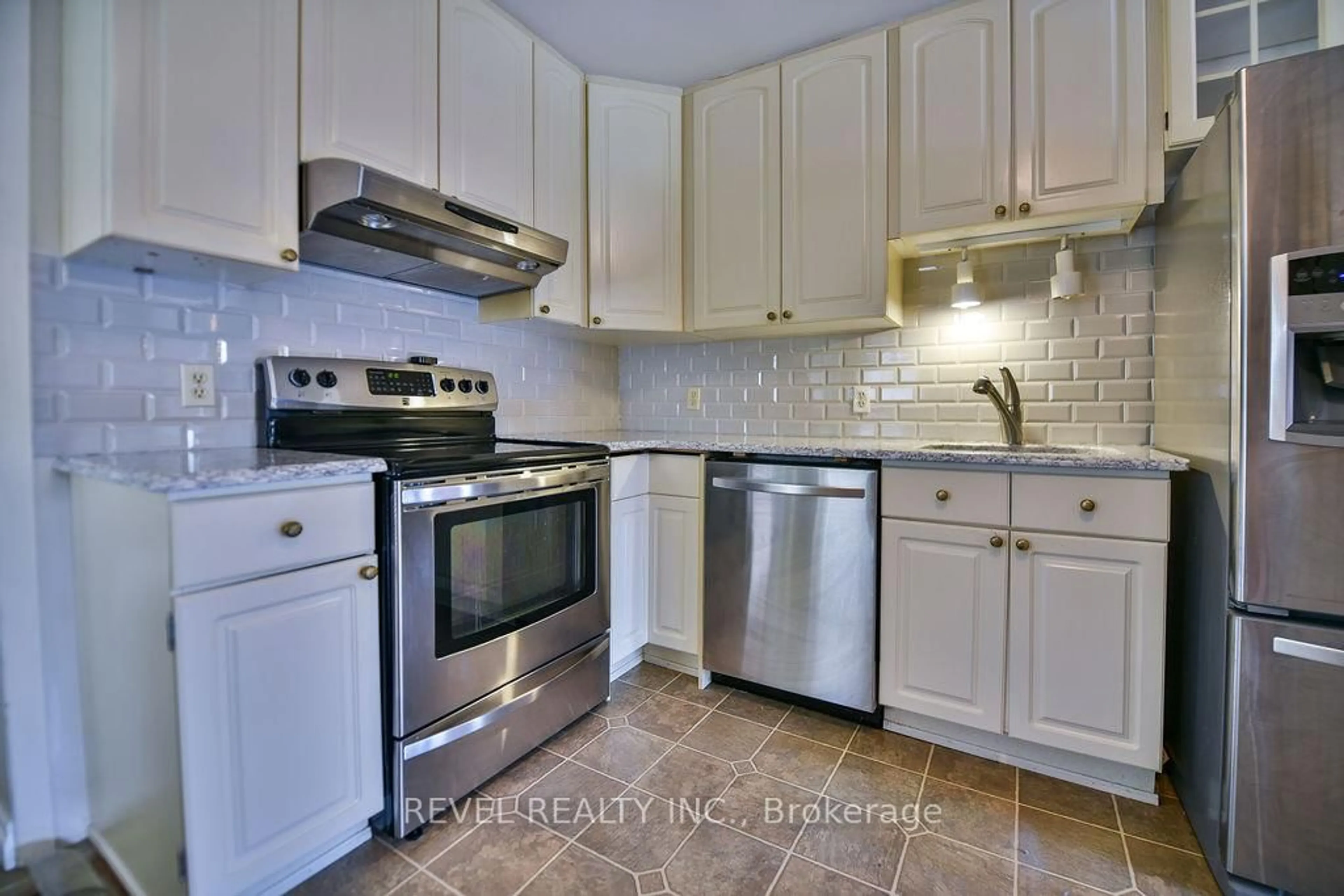 Standard kitchen, ceramic/tile floor for 711 Eyre Blvd, Timmins Ontario P4N 4Z3