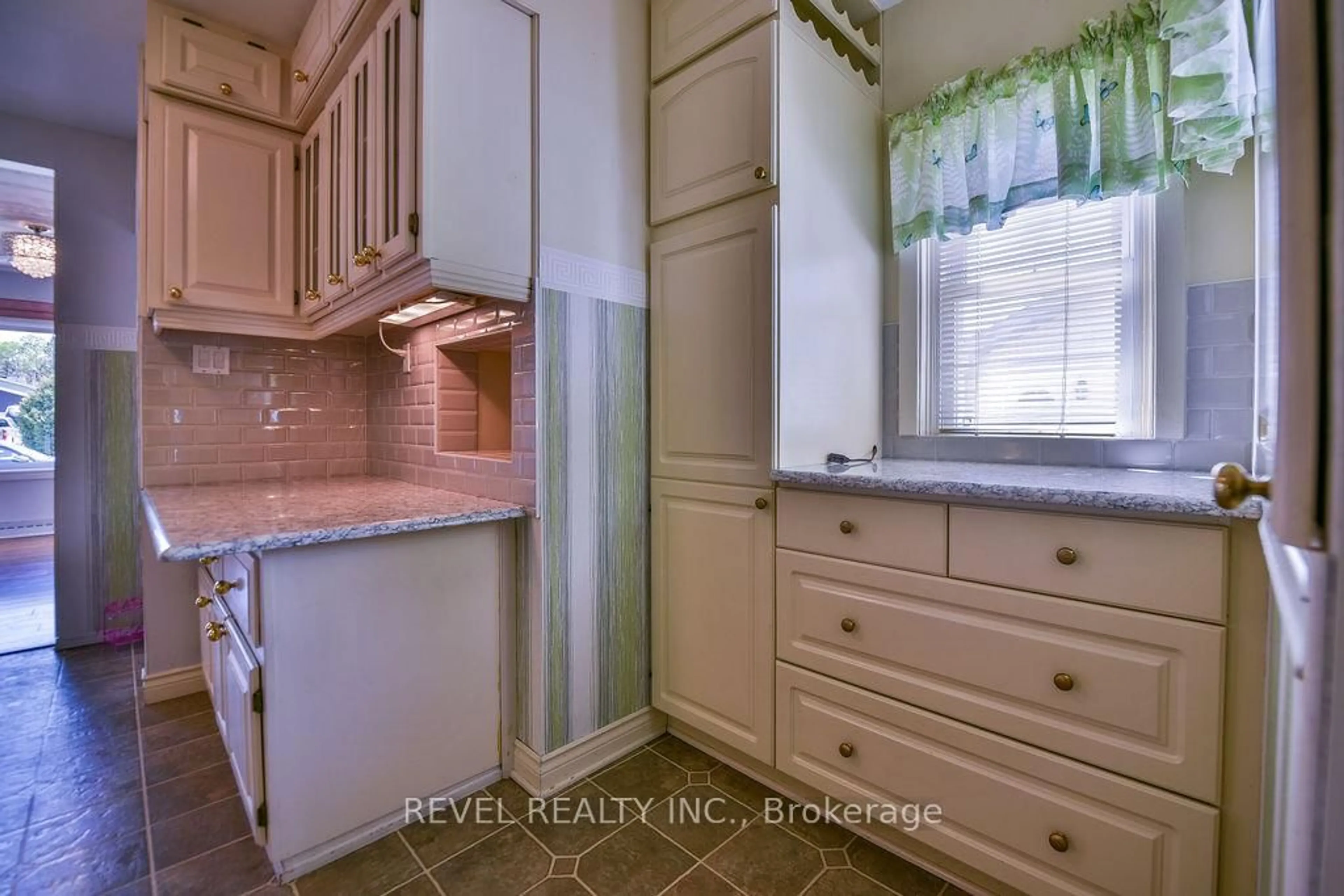Standard kitchen, ceramic/tile floor for 711 Eyre Blvd, Timmins Ontario P4N 4Z3