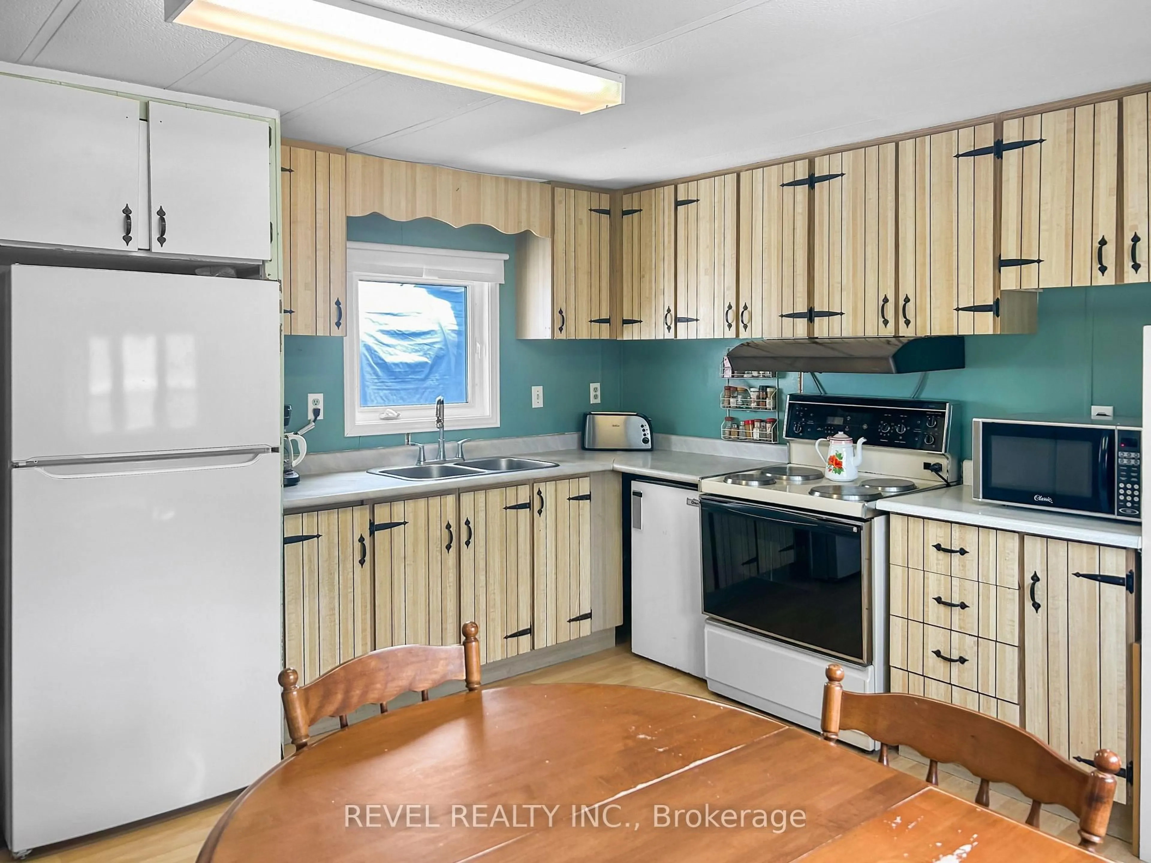 Standard kitchen, unknown for 96 Notre Dame Pl, Timmins Ontario P4R 0E1