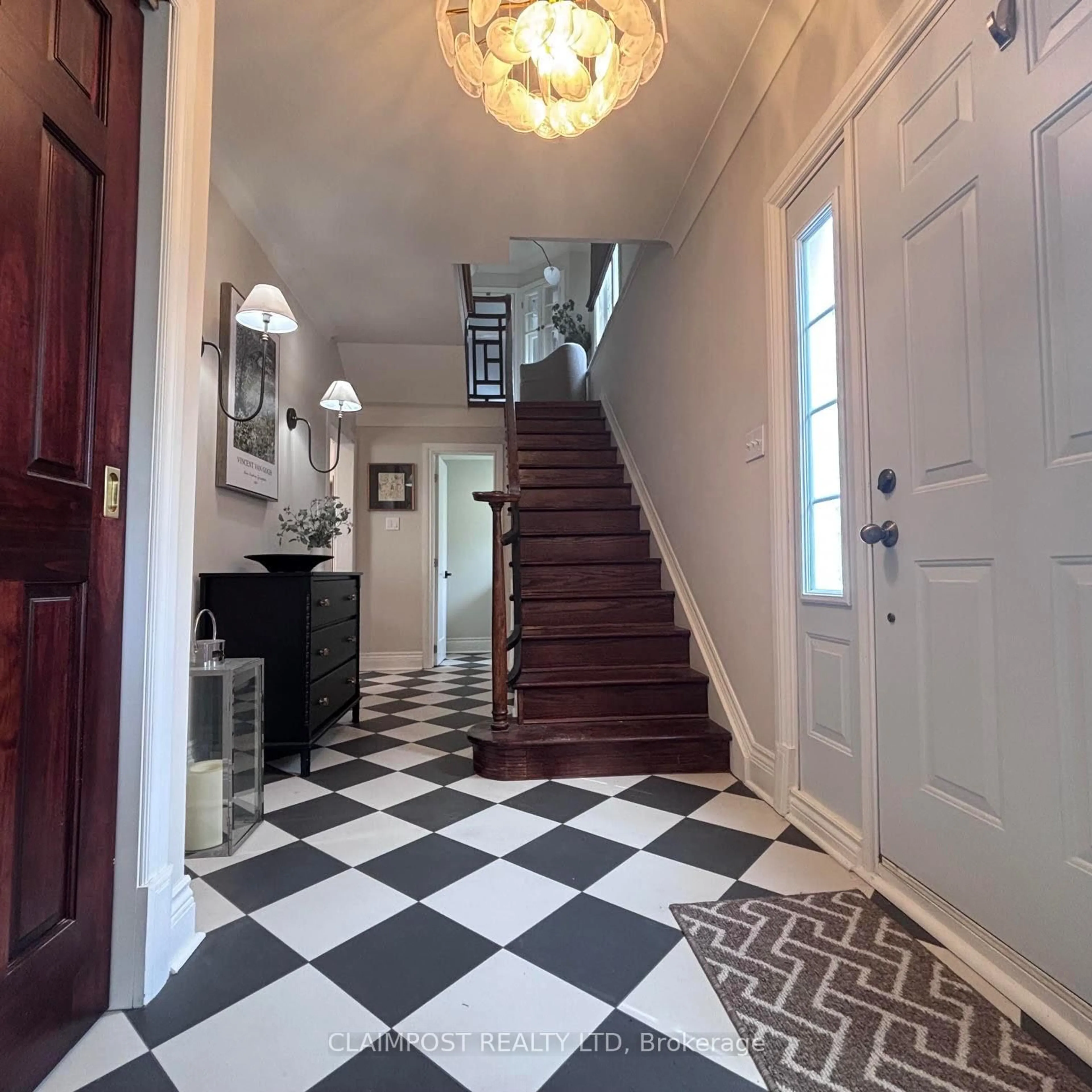 Indoor foyer for 328 Sixth Ave, Timmins Ontario P4N 5N3