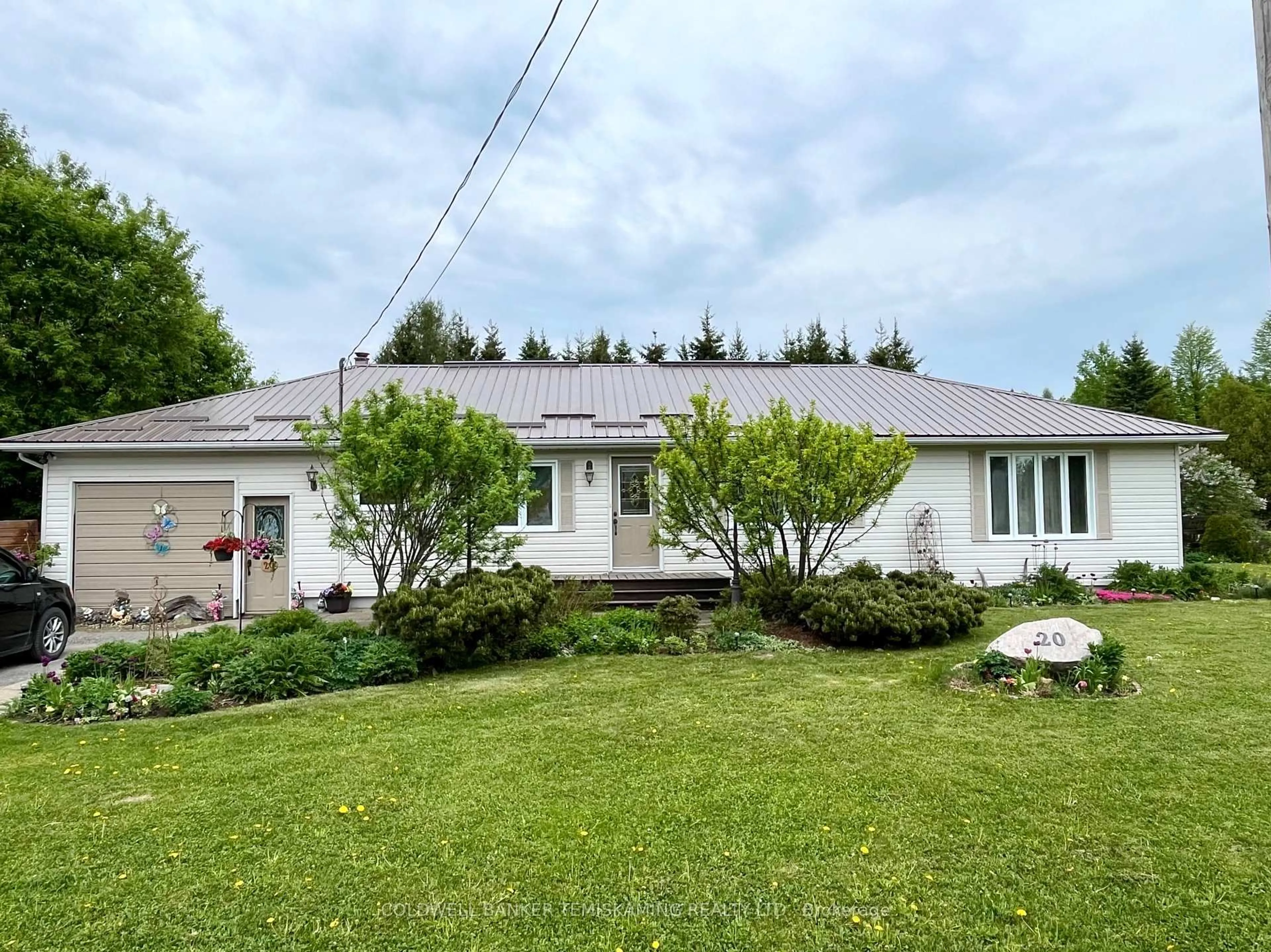 A pic from outside/outdoor area/front of a property/back of a property/a pic from drone, street for 20 Bay St, Englehart Ontario P0J 1B0