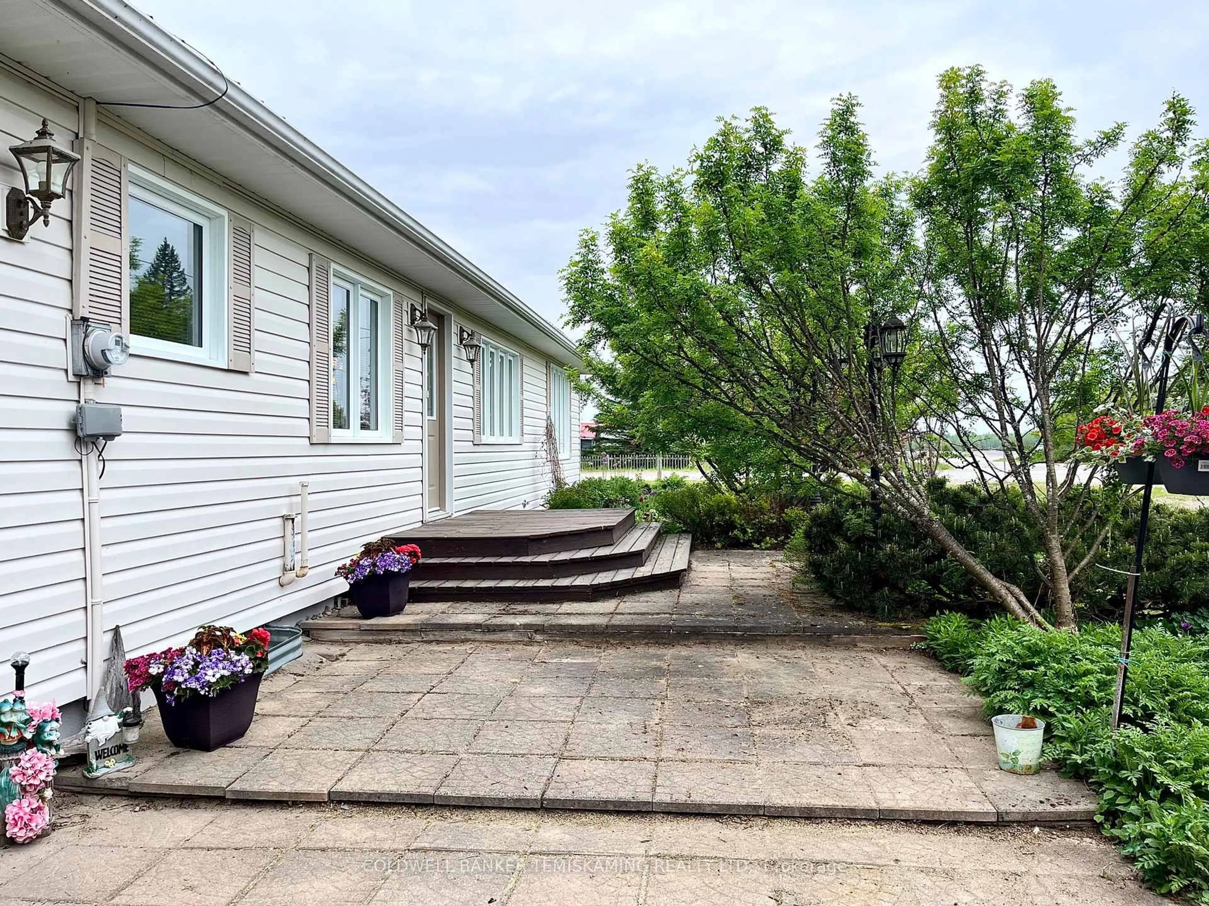 A pic from outside/outdoor area/front of a property/back of a property/a pic from drone, street for 20 Bay St, Englehart Ontario P0J 1B0
