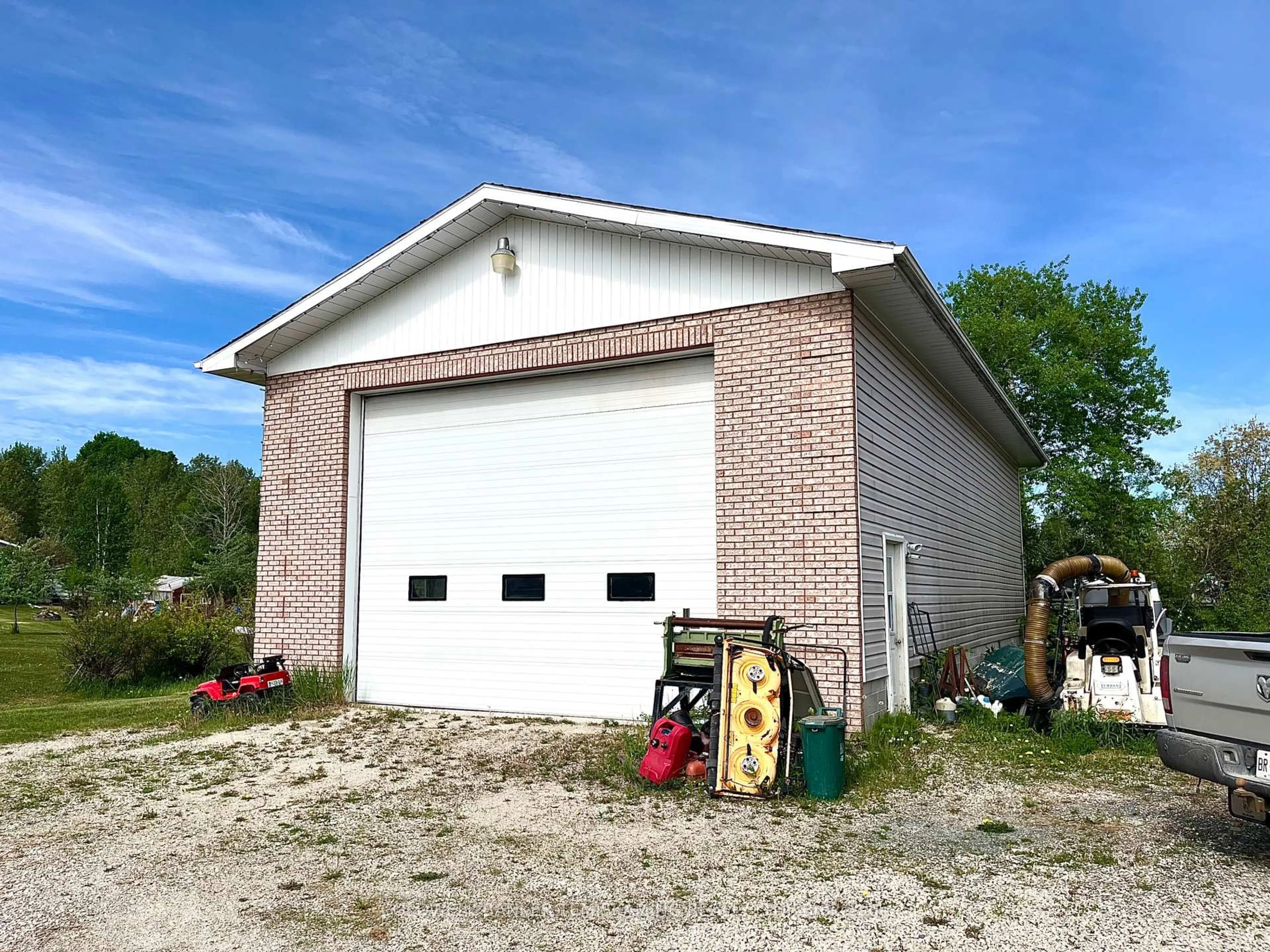 Indoor garage for 8 Michael St, Englehart Ontario P0J 1H0