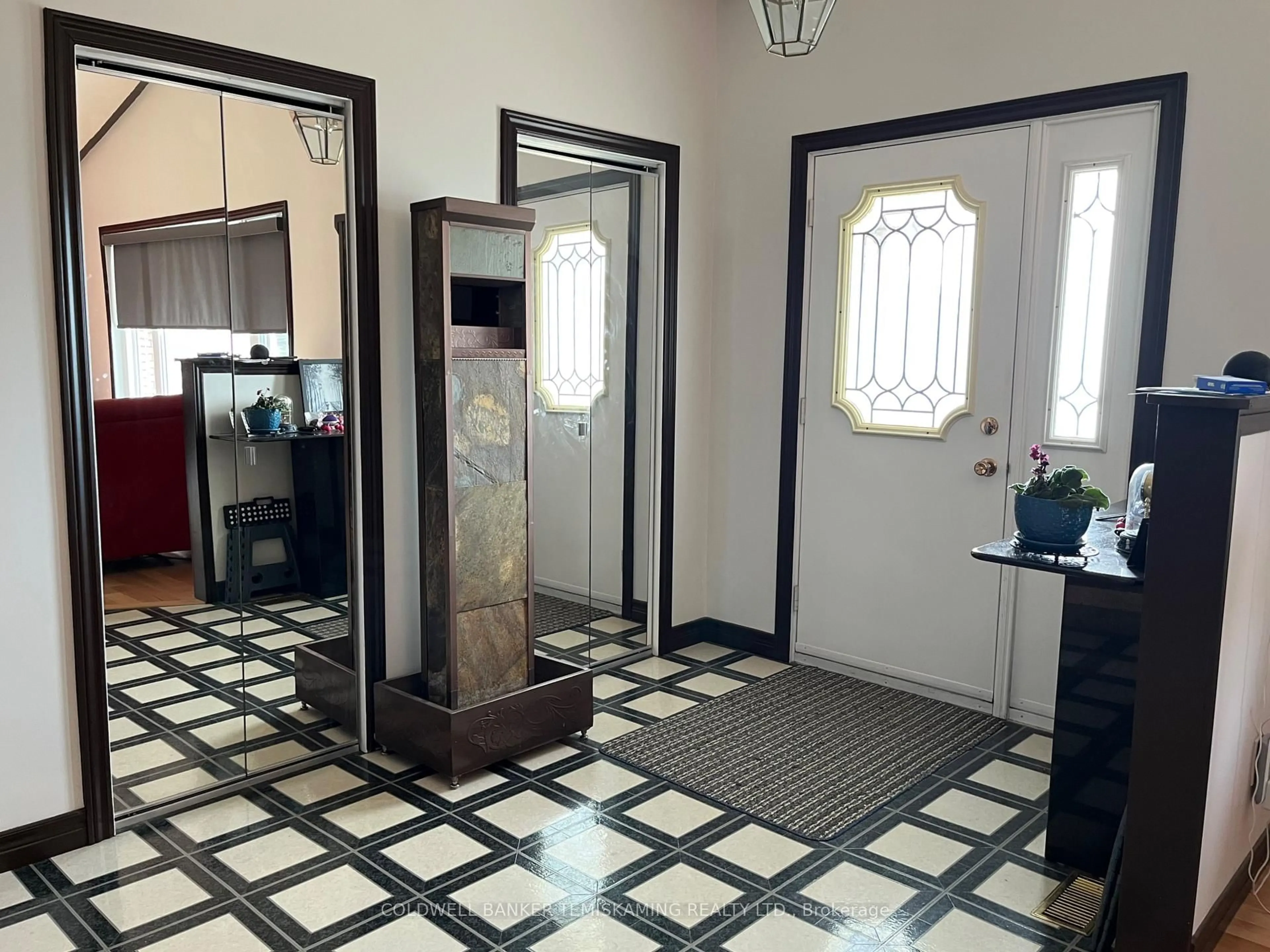Indoor foyer for 8 Michael St, Englehart Ontario P0J 1H0