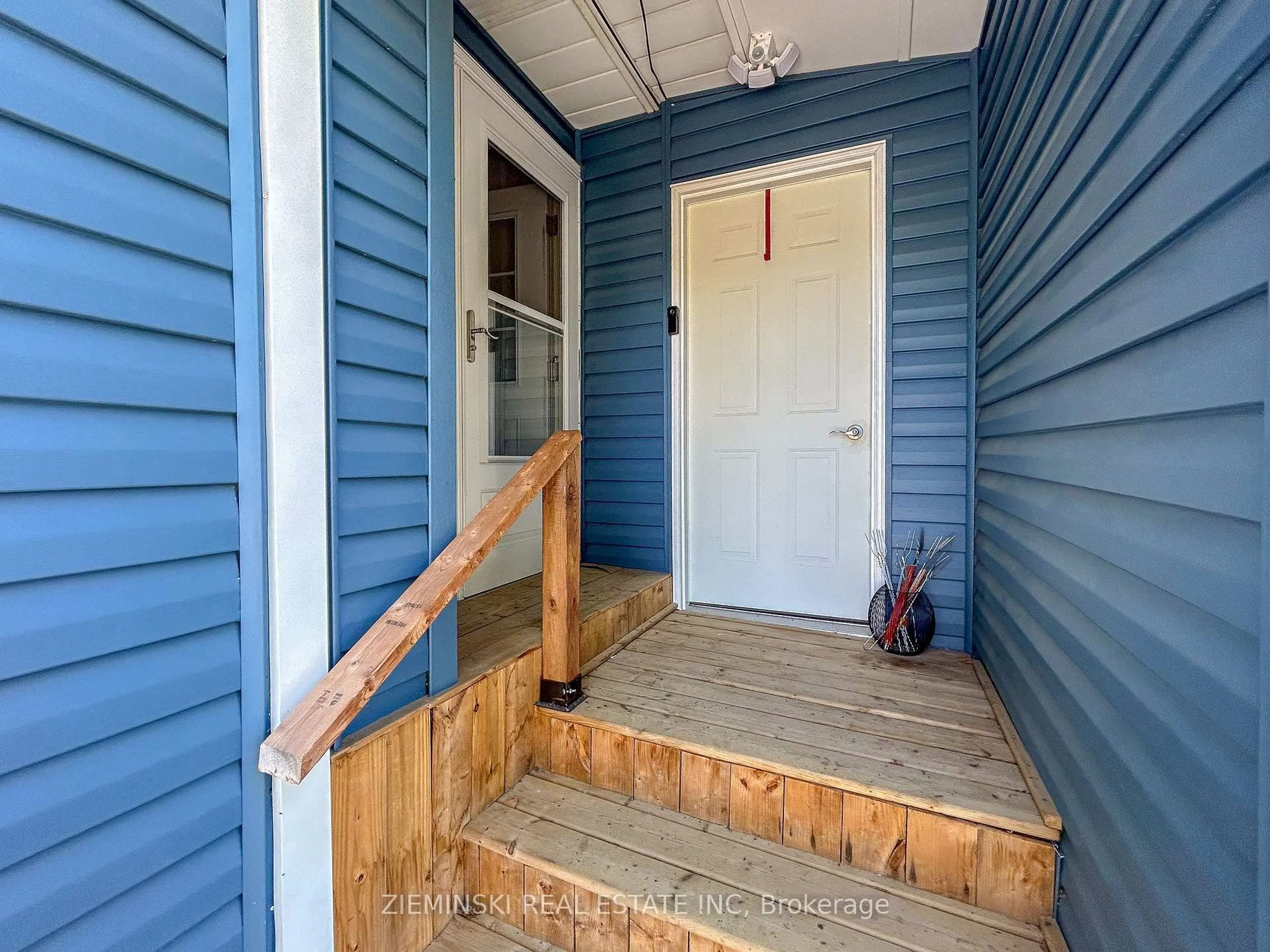 Indoor entryway for 107 New Circle Pl, Iroquois Falls Ontario P0K 1E0