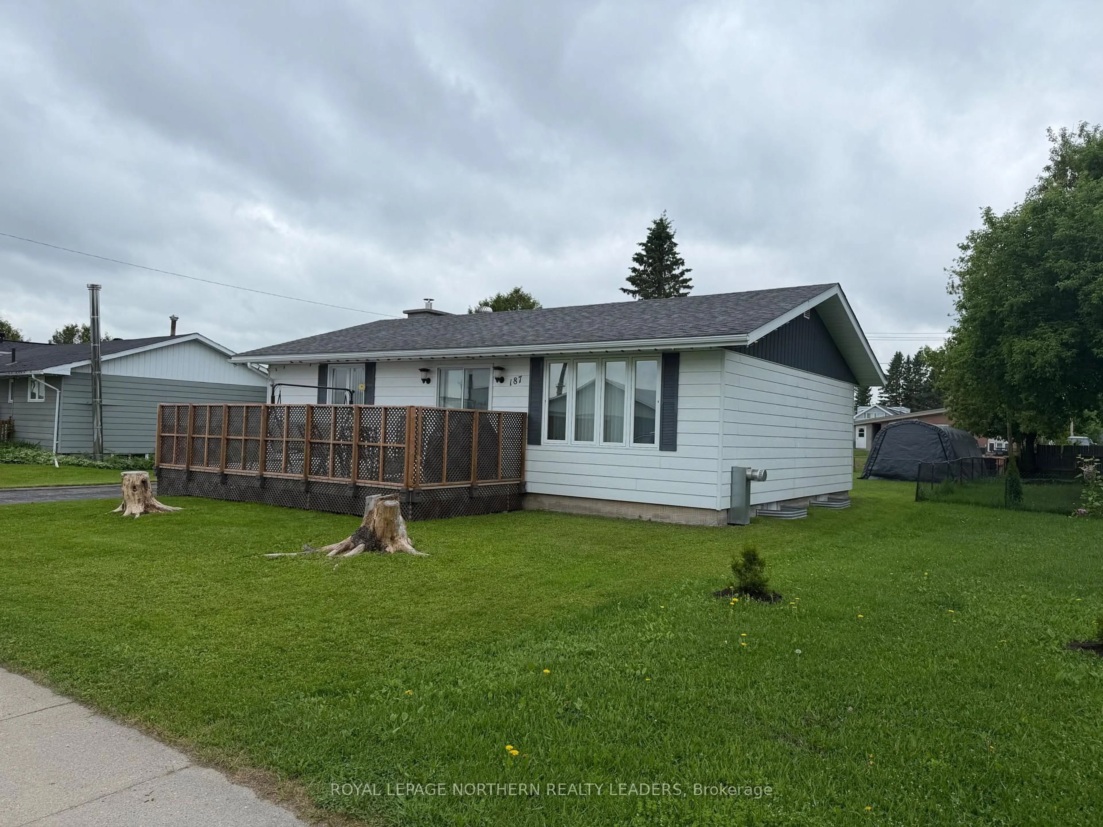 A pic from outside/outdoor area/front of a property/back of a property/a pic from drone, street for 187 Seventeenth Ave, Cochrane Ontario P0L 1C0