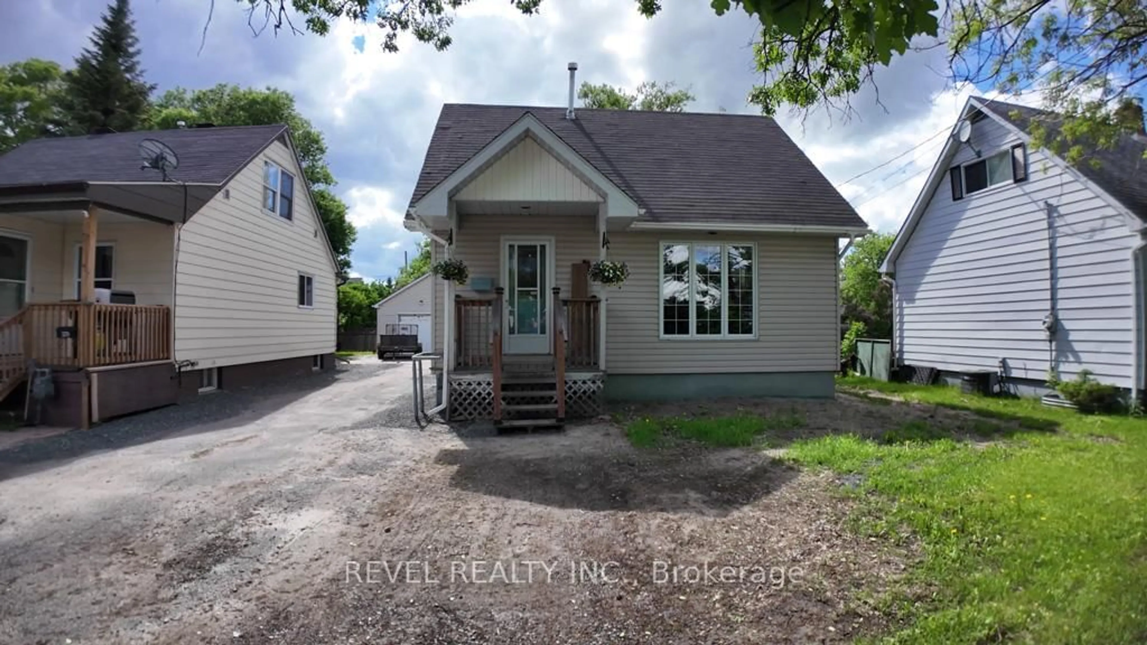 Home with vinyl exterior material, street for 385 Cedar St, Timmins Ontario P4N 6K1