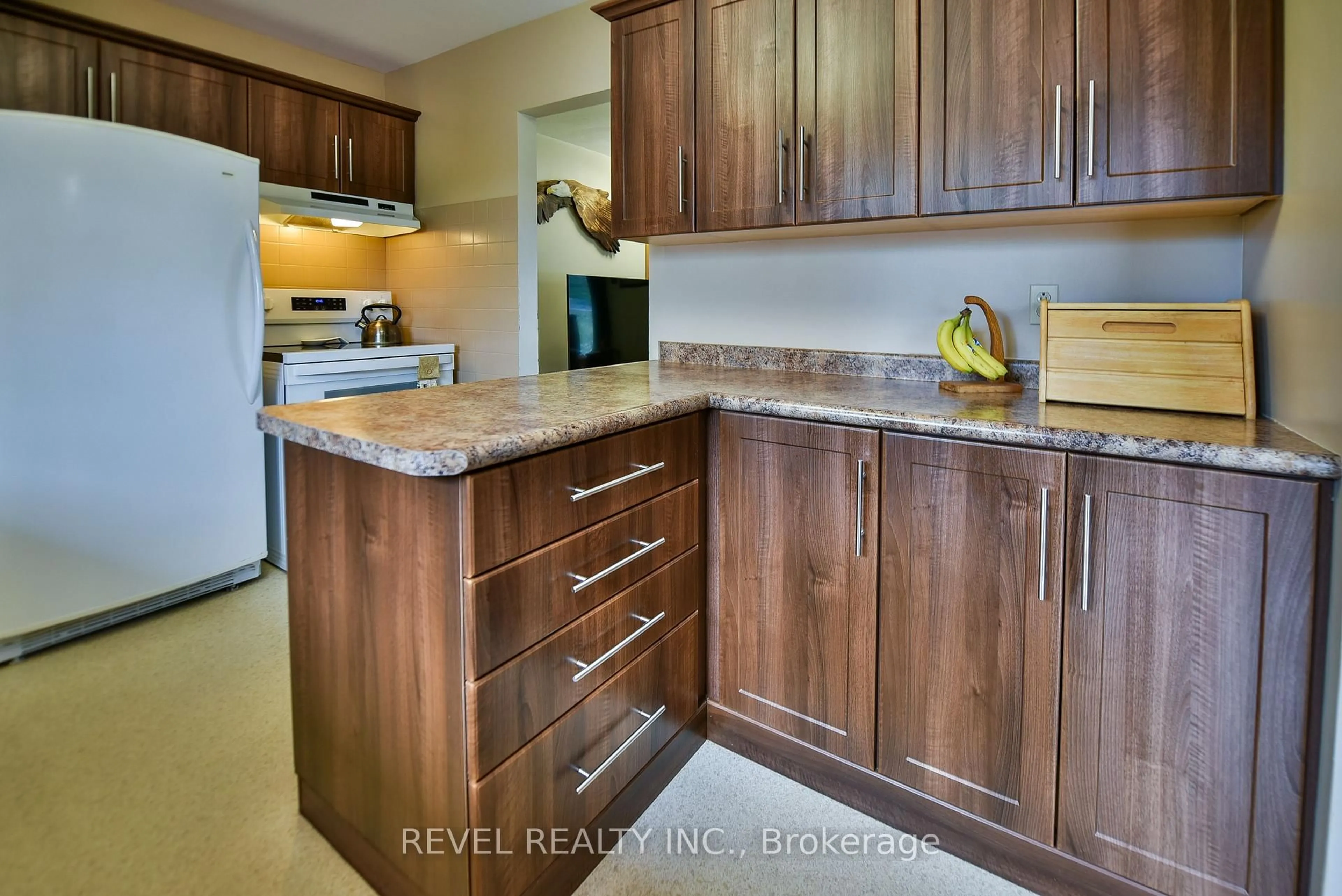 Standard kitchen, ceramic/tile floor for 121 Hellen Ave, Timmins Ontario P0N 1H0