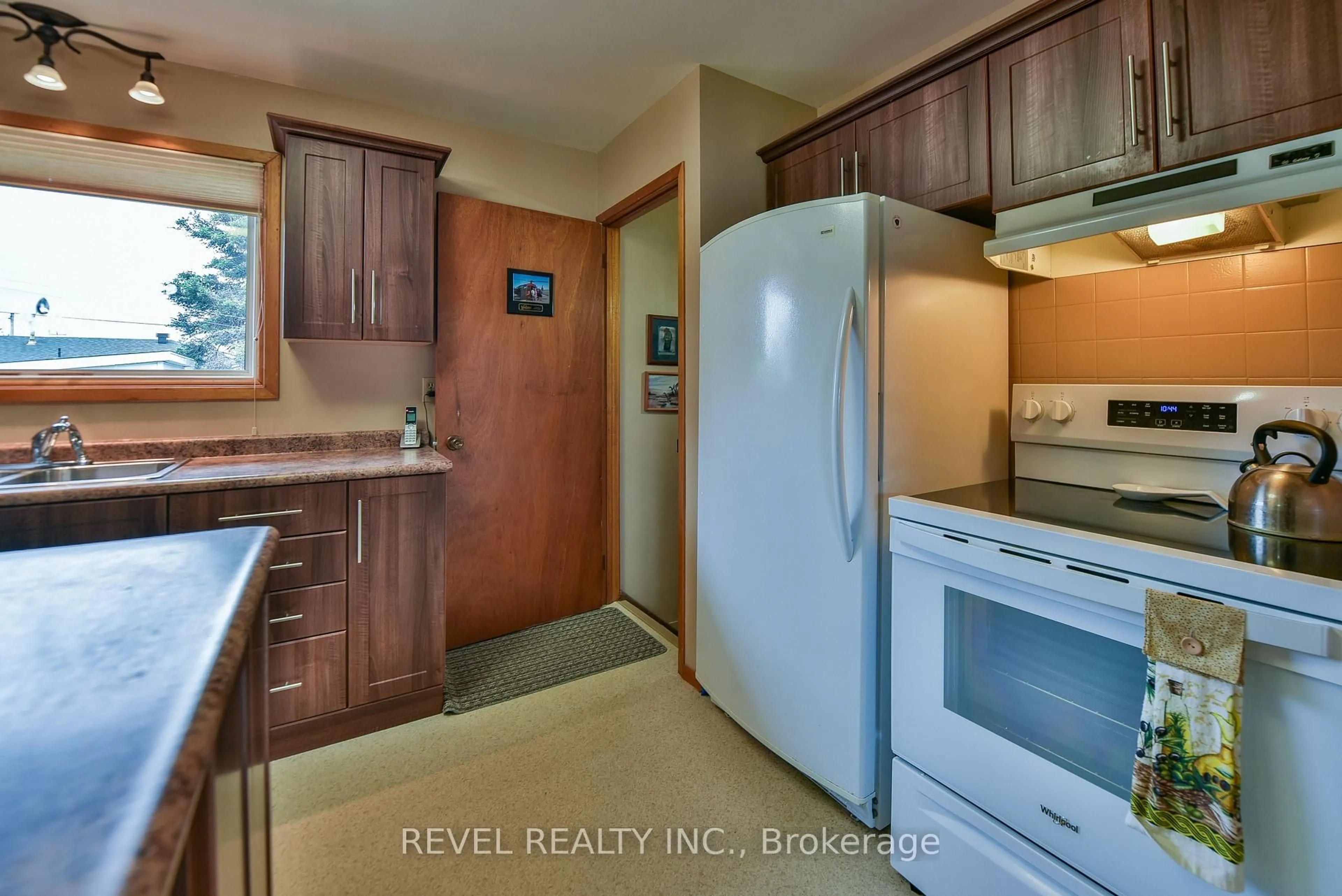 Kitchen with laundary machines, ceramic/tile floor for 121 Hellen Ave, Timmins Ontario P0N 1H0