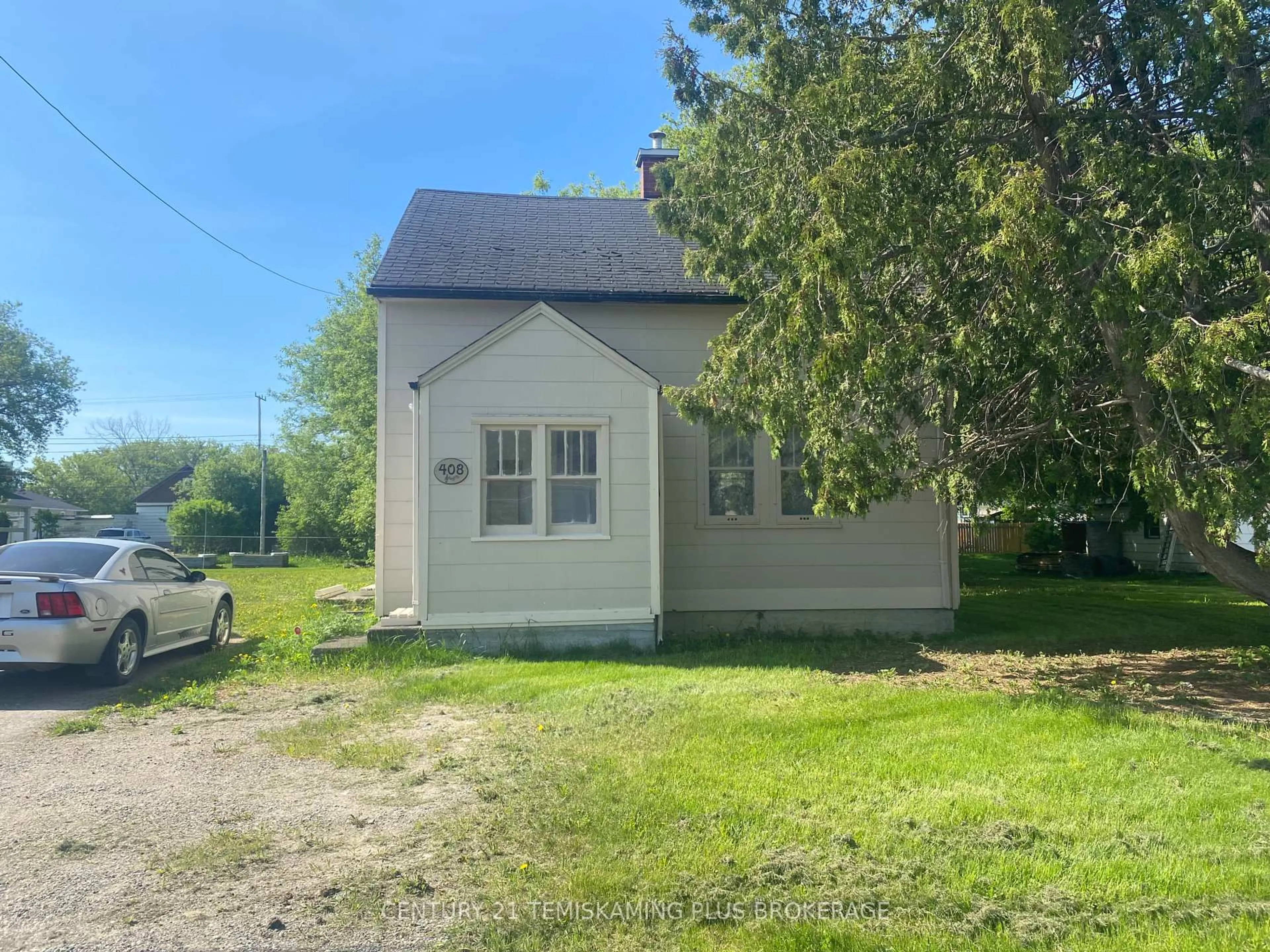 A pic from outside/outdoor area/front of a property/back of a property/a pic from drone, building for 408 Grills St, Temiskaming Shores Ontario P0J 1P0