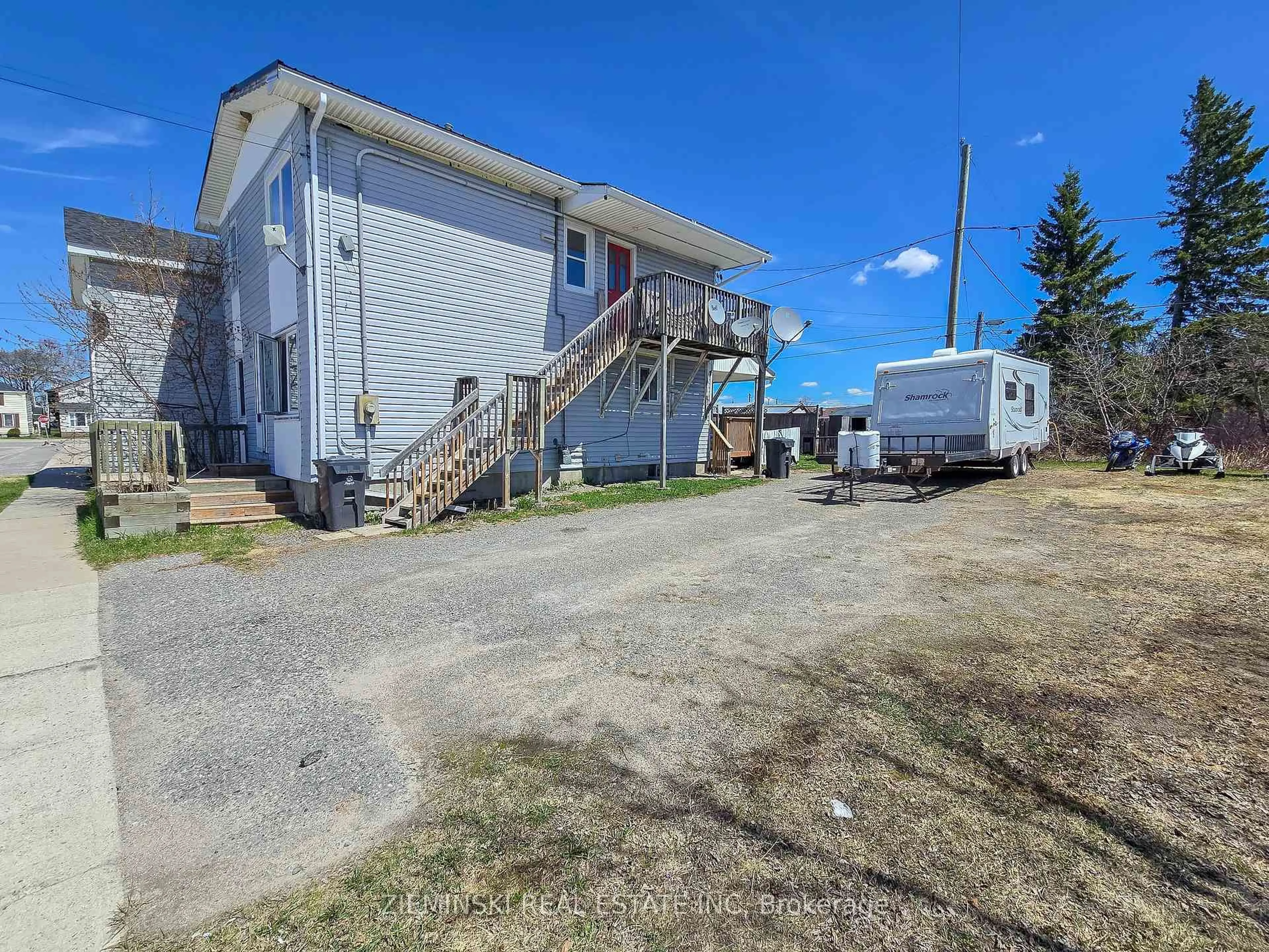 A pic from outside/outdoor area/front of a property/back of a property/a pic from drone, unknown for 554 James St, Iroquois Falls Ontario P0K 1G0