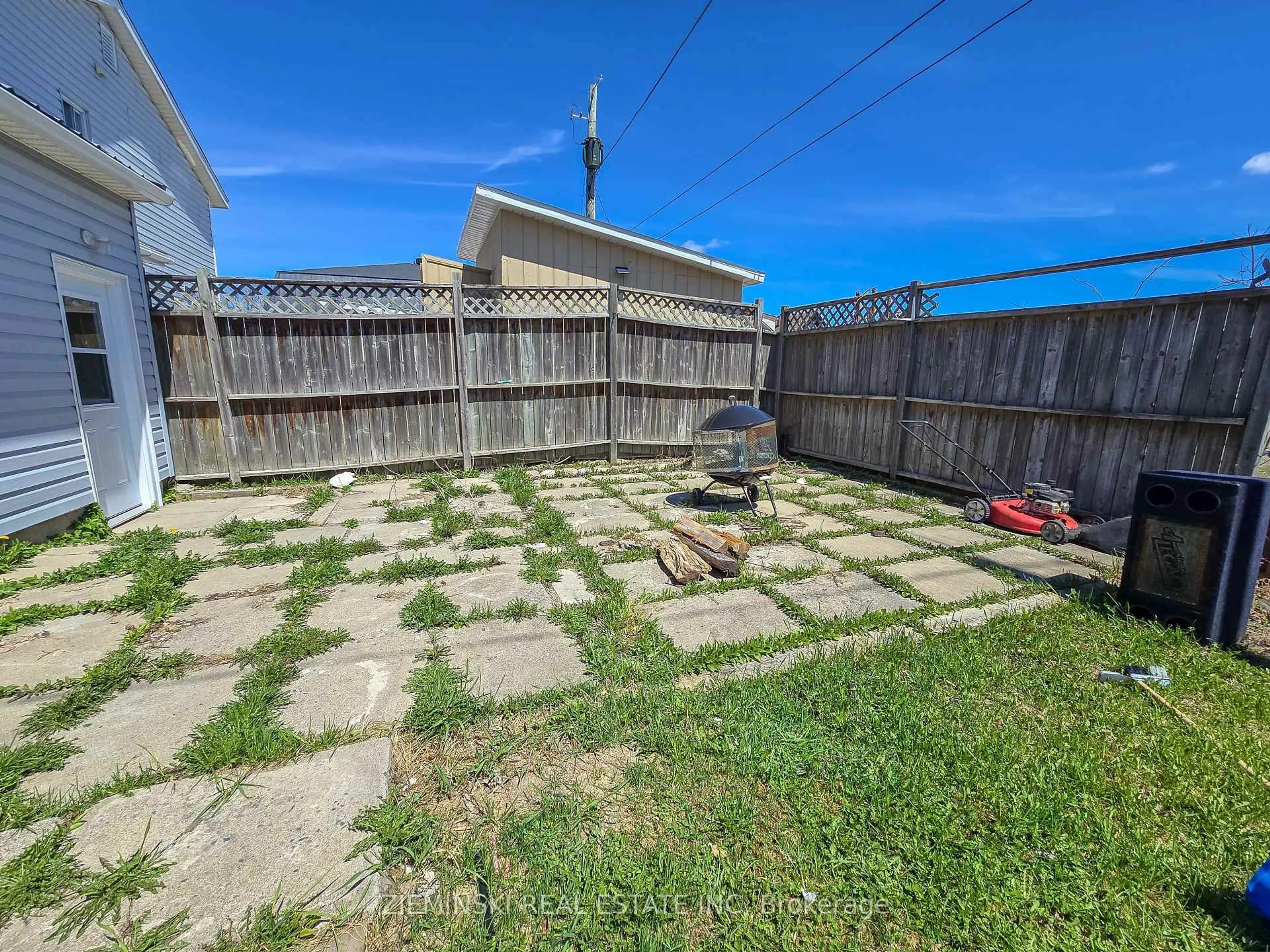 A pic from outside/outdoor area/front of a property/back of a property/a pic from drone, street for 554 James St, Iroquois Falls Ontario P0K 1G0