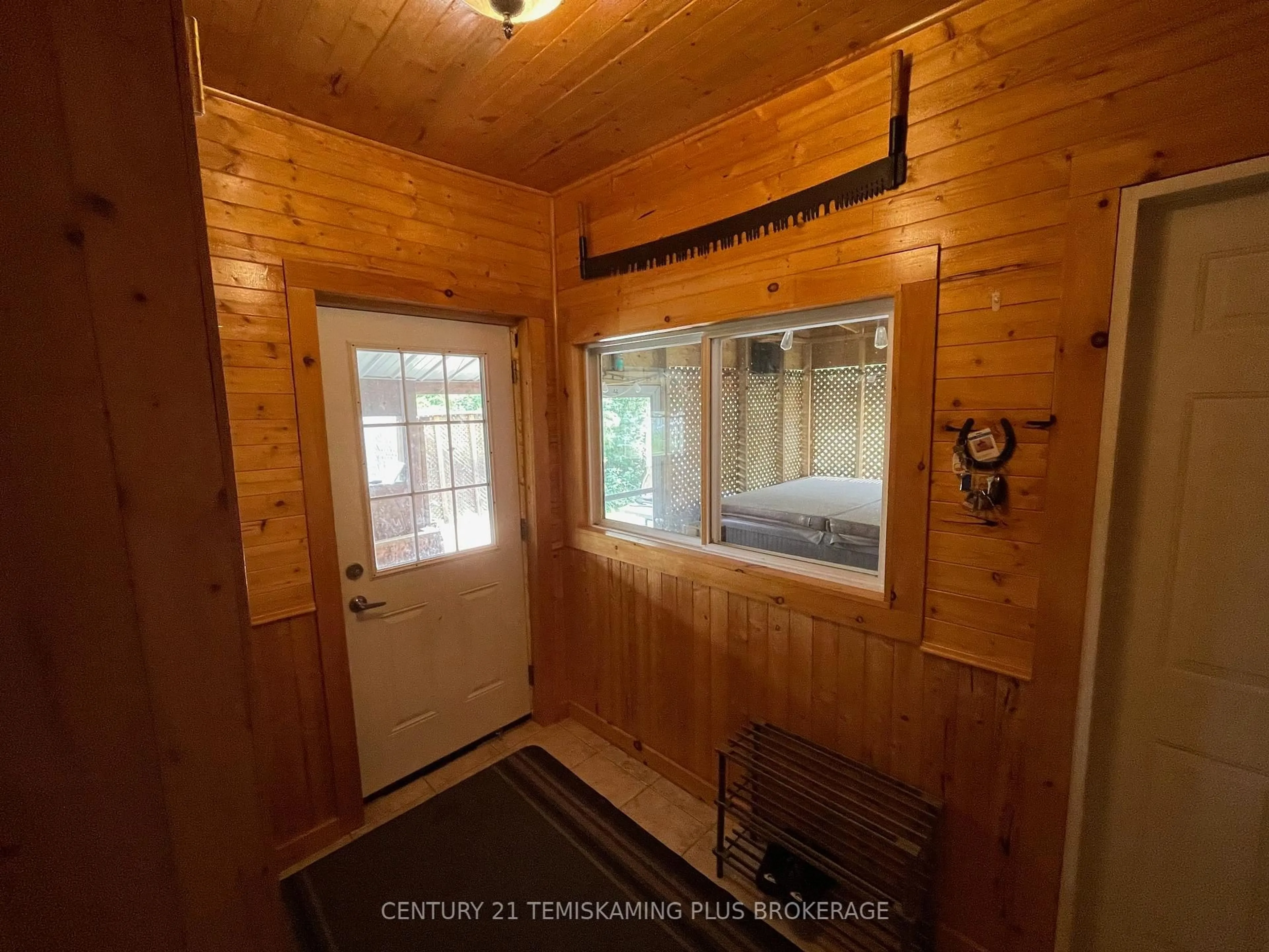 Indoor entryway for 105 Federal St, Kirkland Lake Ontario P2N 1G1