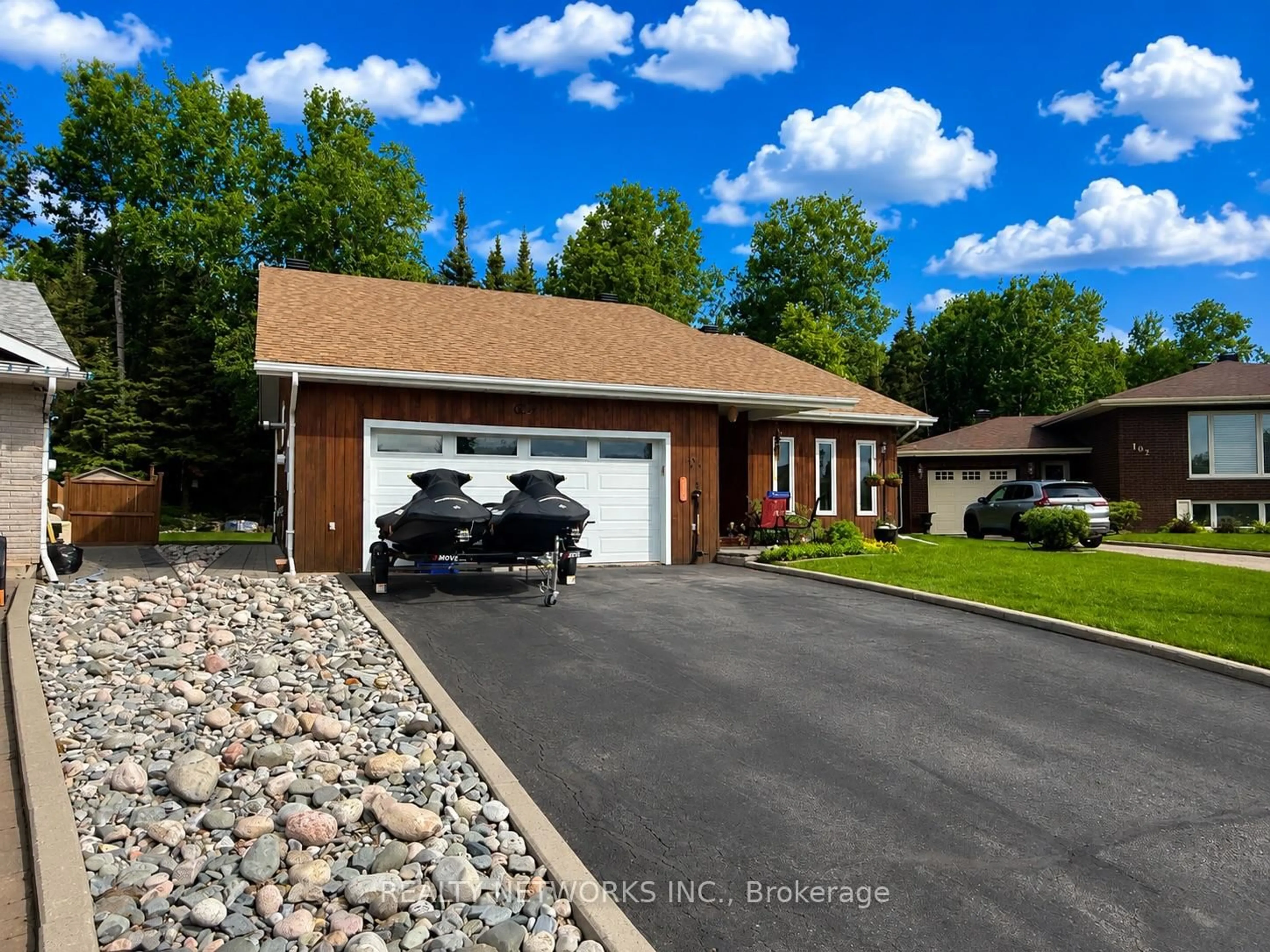 Indoor garage for 104 Bergeron Crt, Timmins Ontario P0N 1K0