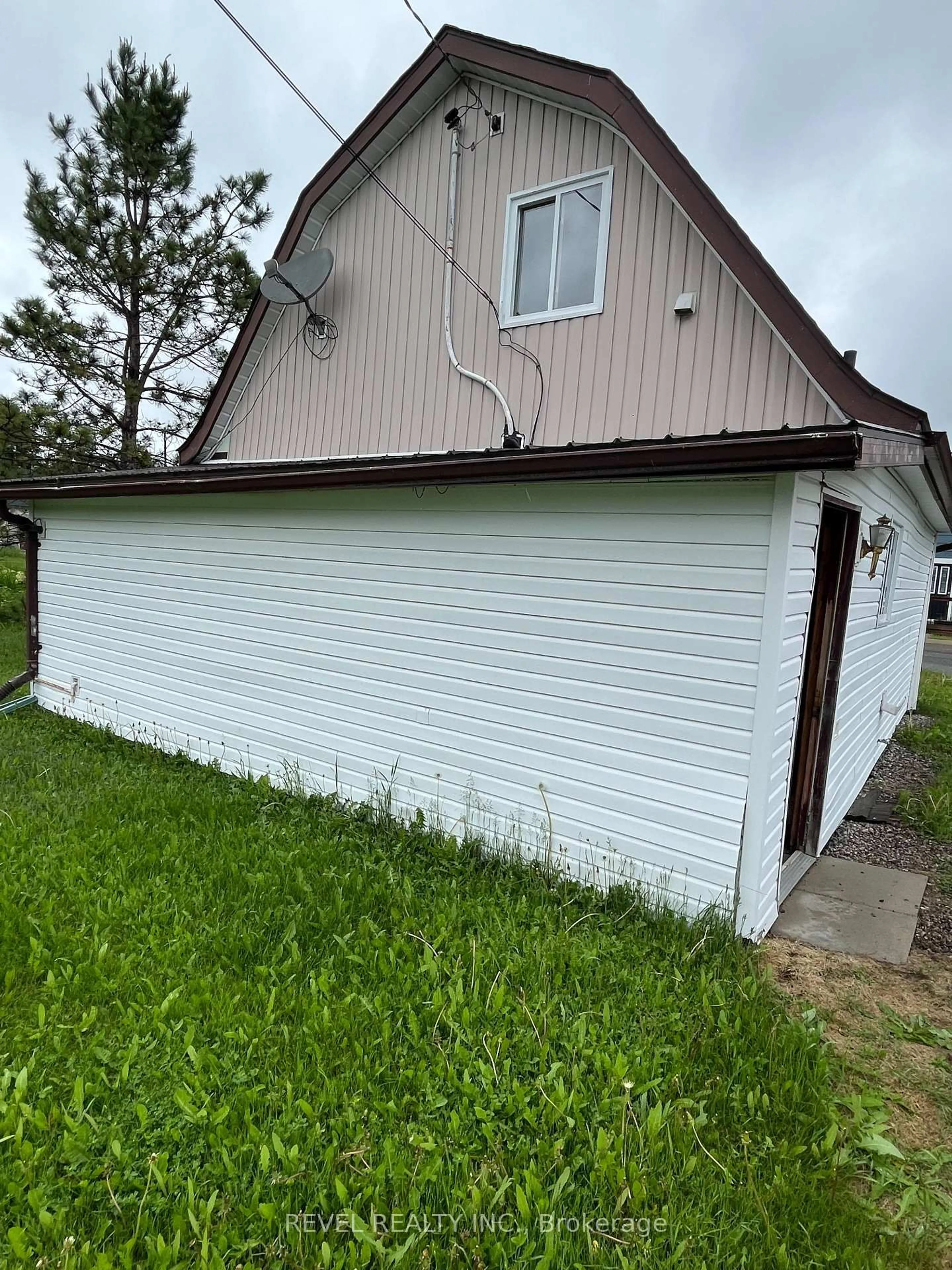 Home with vinyl exterior material, building for 711 Victoria Rd, Iroquois Falls Ontario P0K 1G0