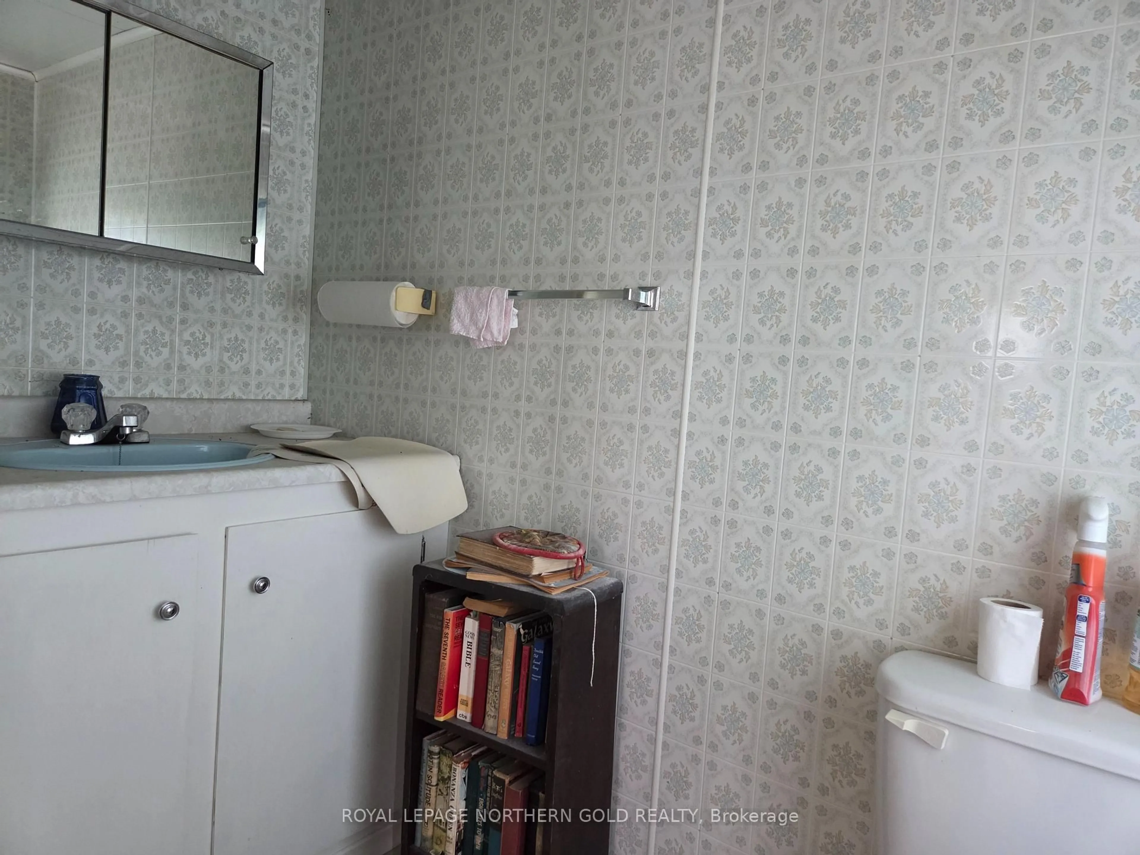 Standard bathroom, floor is not visible for 425 Bouchard Rd, Kirkland Lake Ontario P0K 1N0