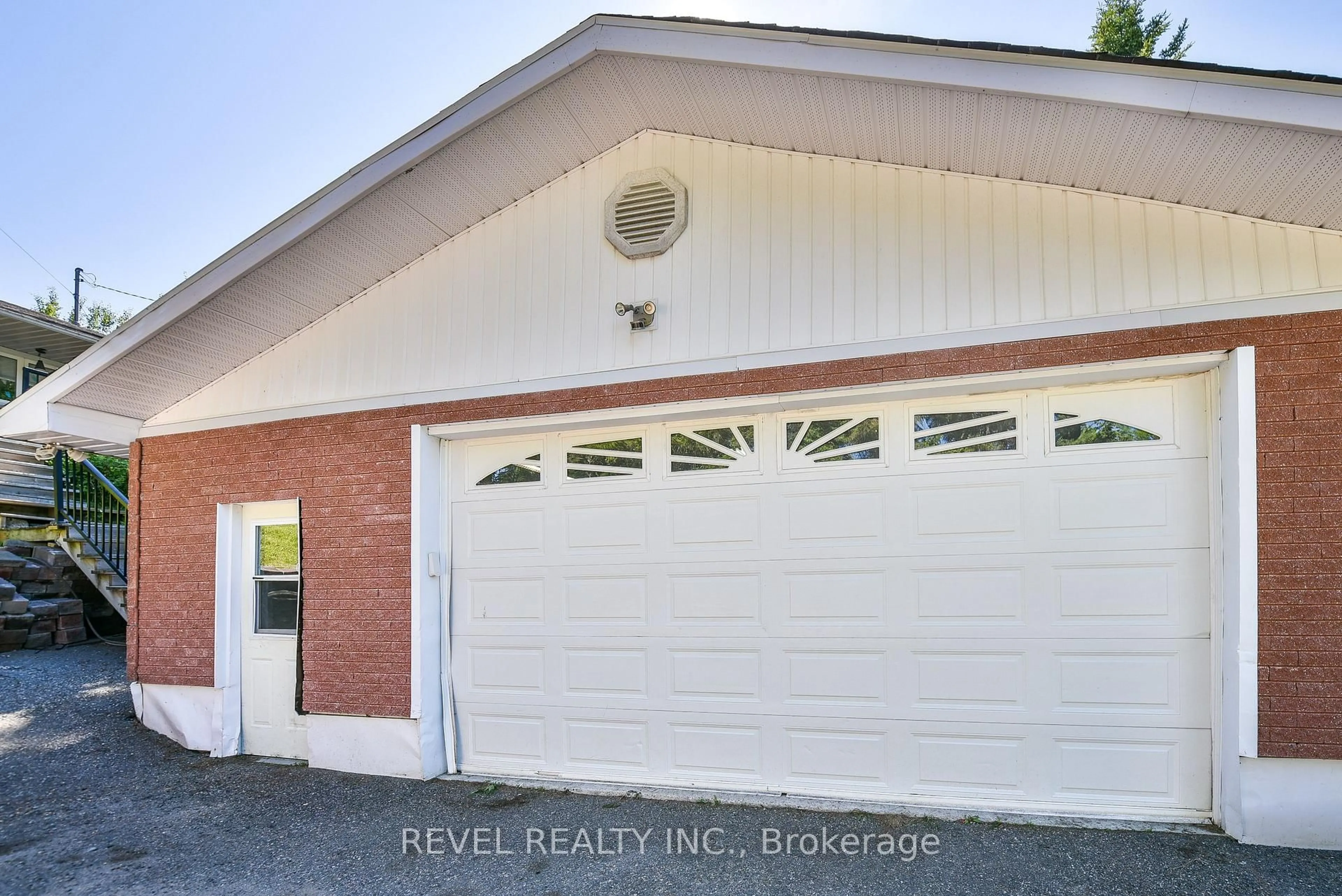 Indoor garage for 190 Ankerite Rd, Timmins Ontario P4N 7C2