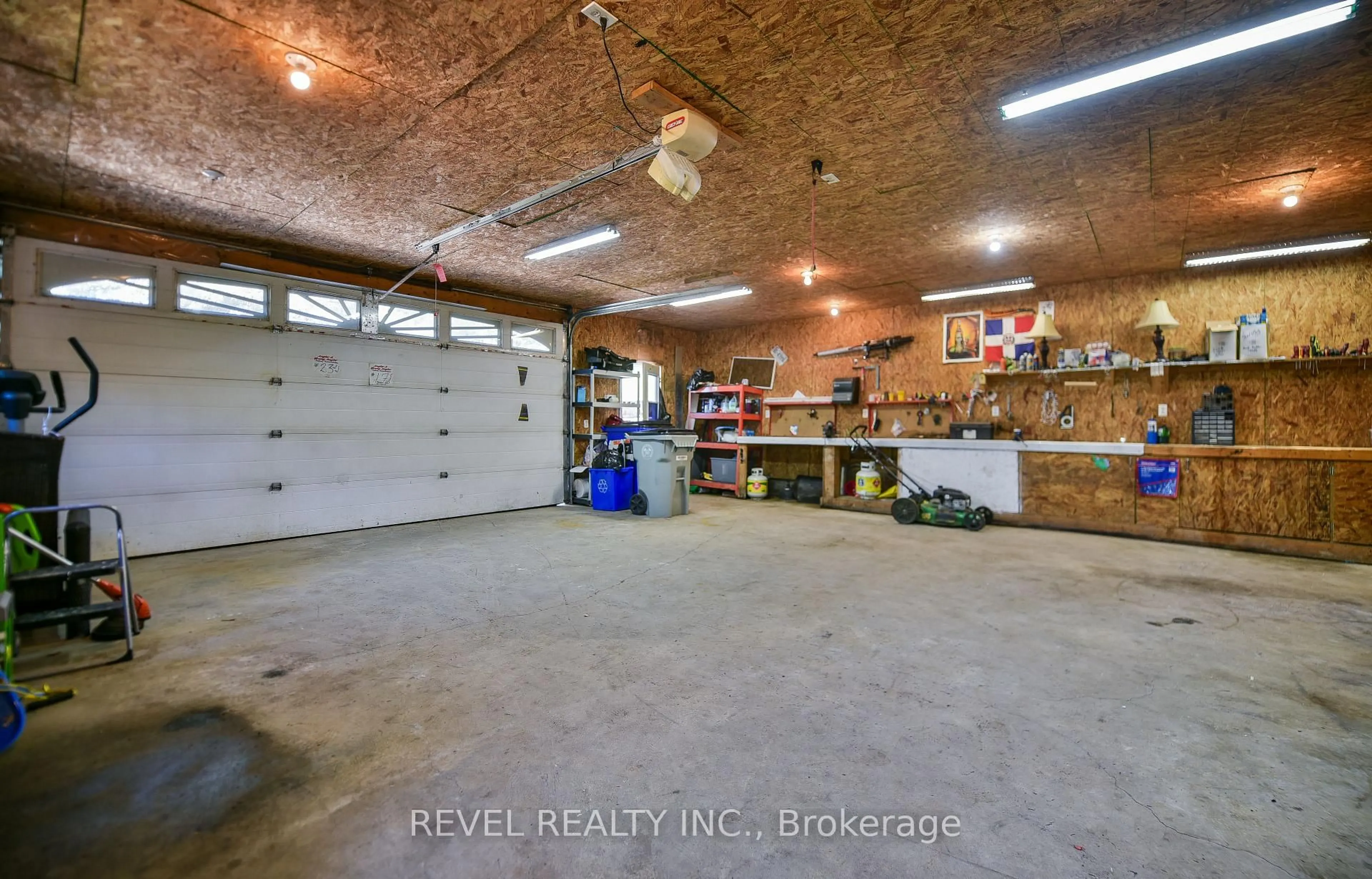 Indoor garage for 190 Ankerite Rd, Timmins Ontario P4N 7C2