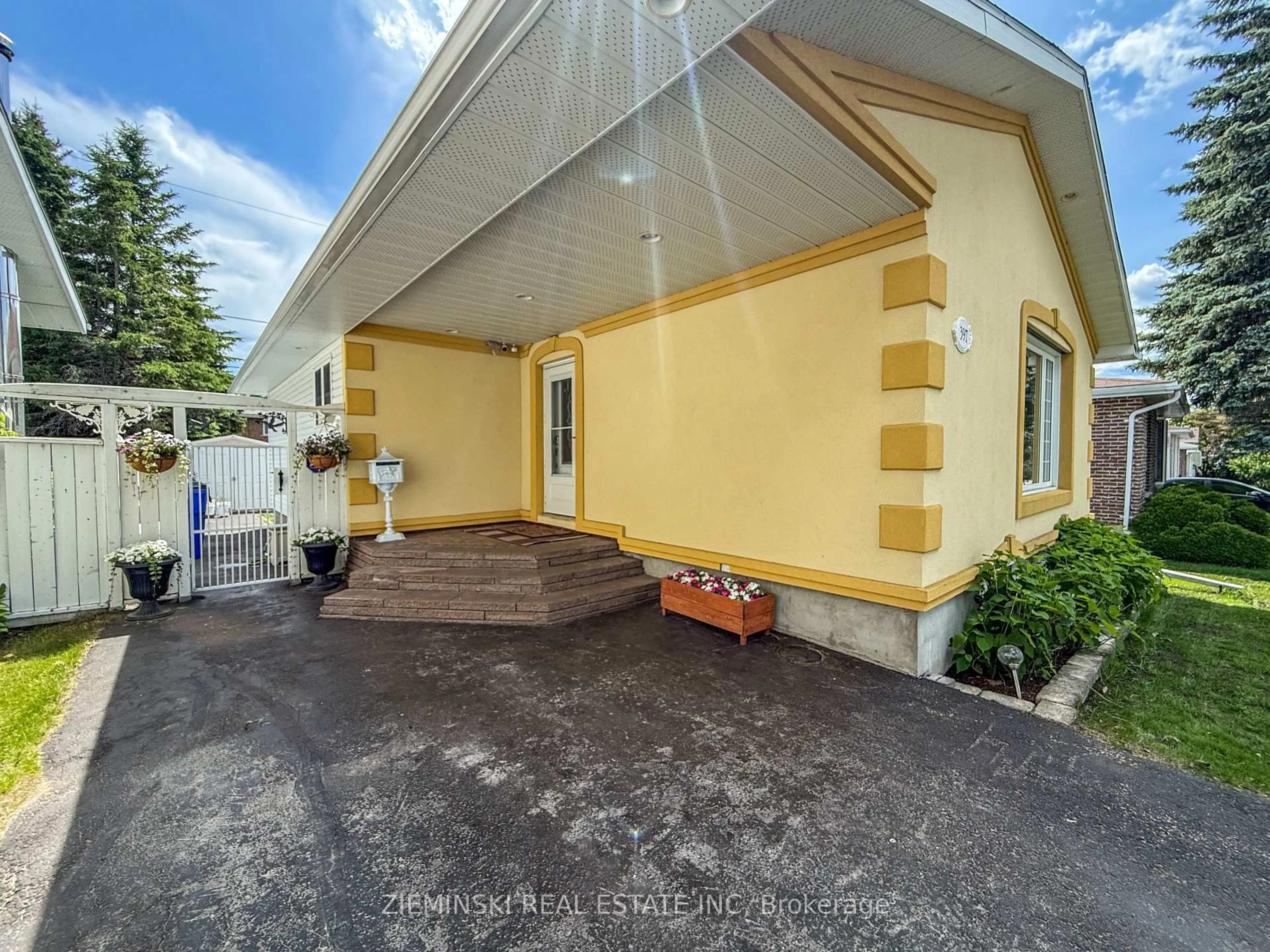 Indoor foyer for 397 Morandin Ave, Timmins Ontario P4N 7R5