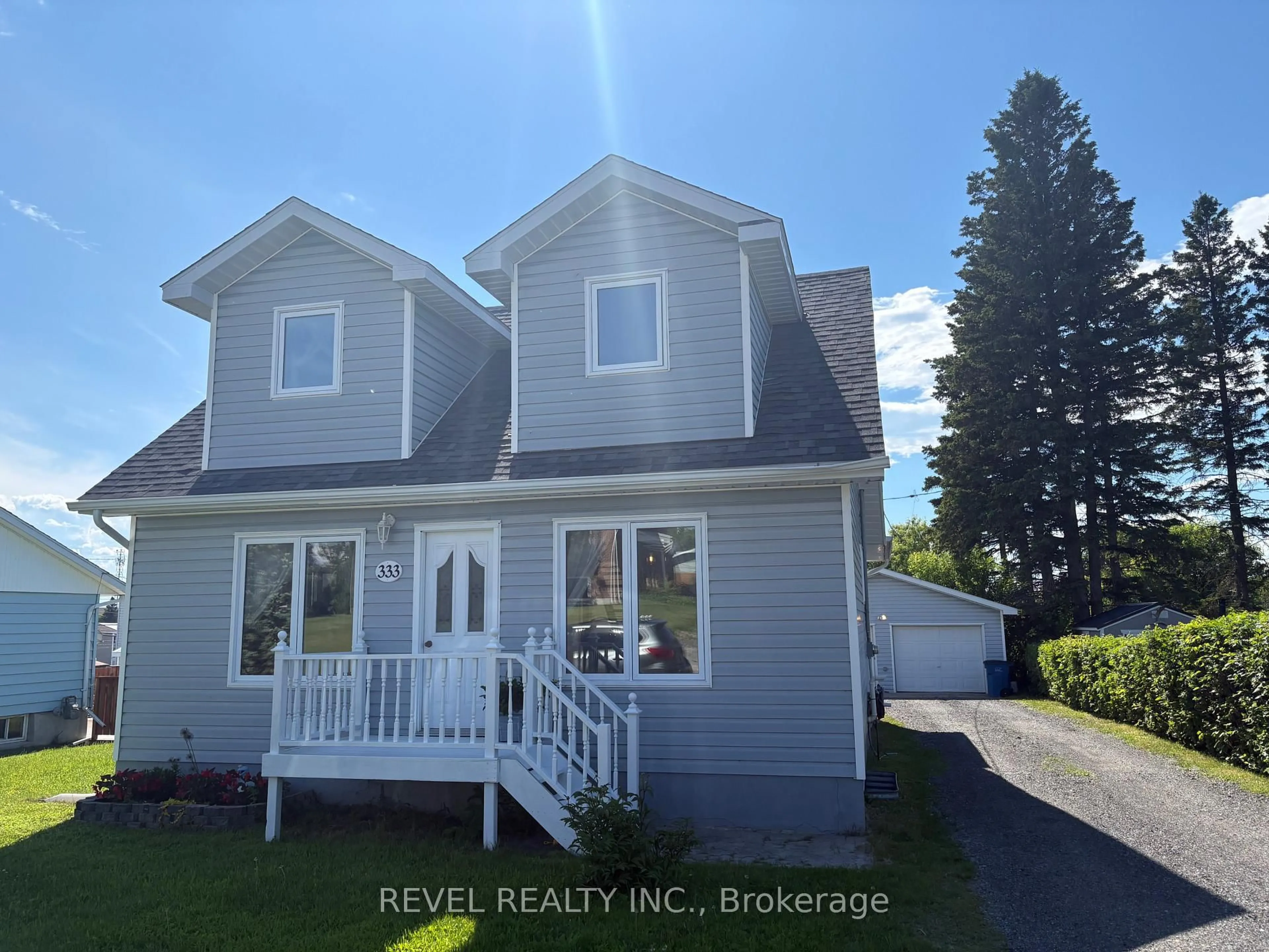 Home with vinyl exterior material, water/lake/river/ocean view for 333 Tenth Ave, Cochrane Ontario P0L 1C0