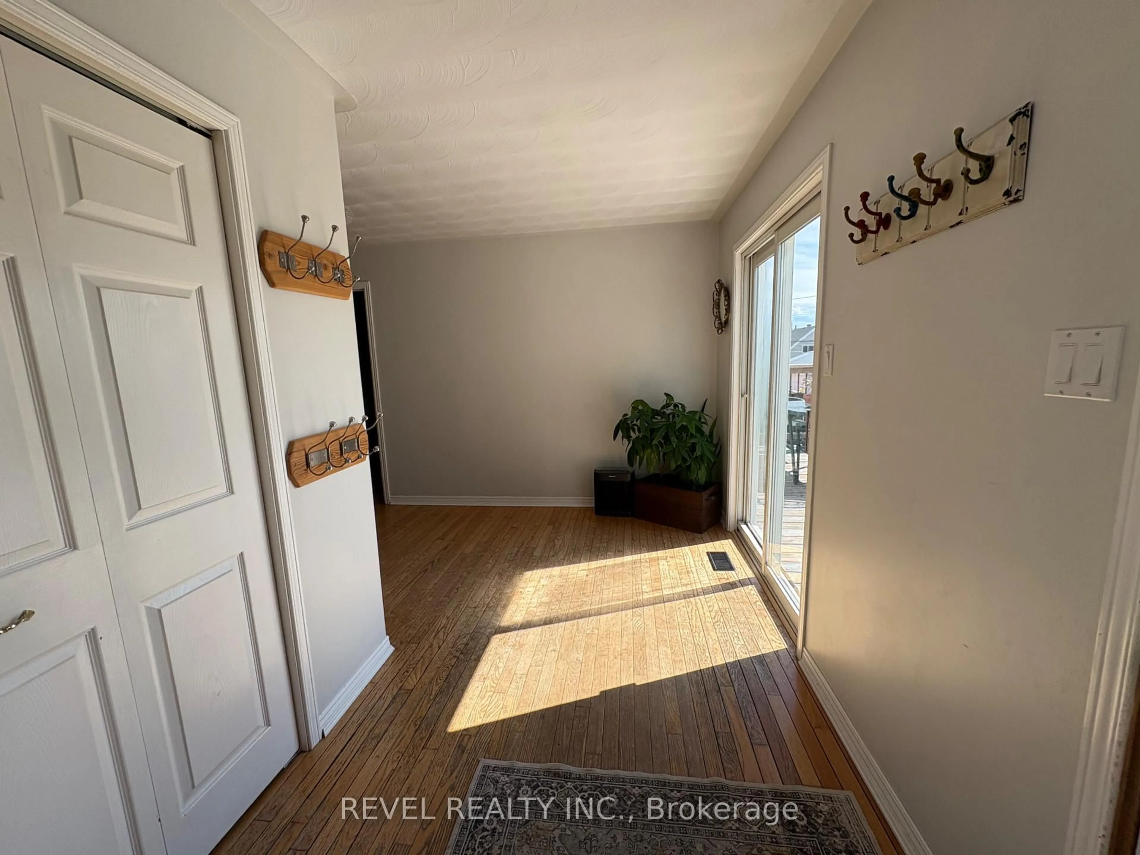 Indoor entryway for 333 Tenth Ave, Cochrane Ontario P0L 1C0