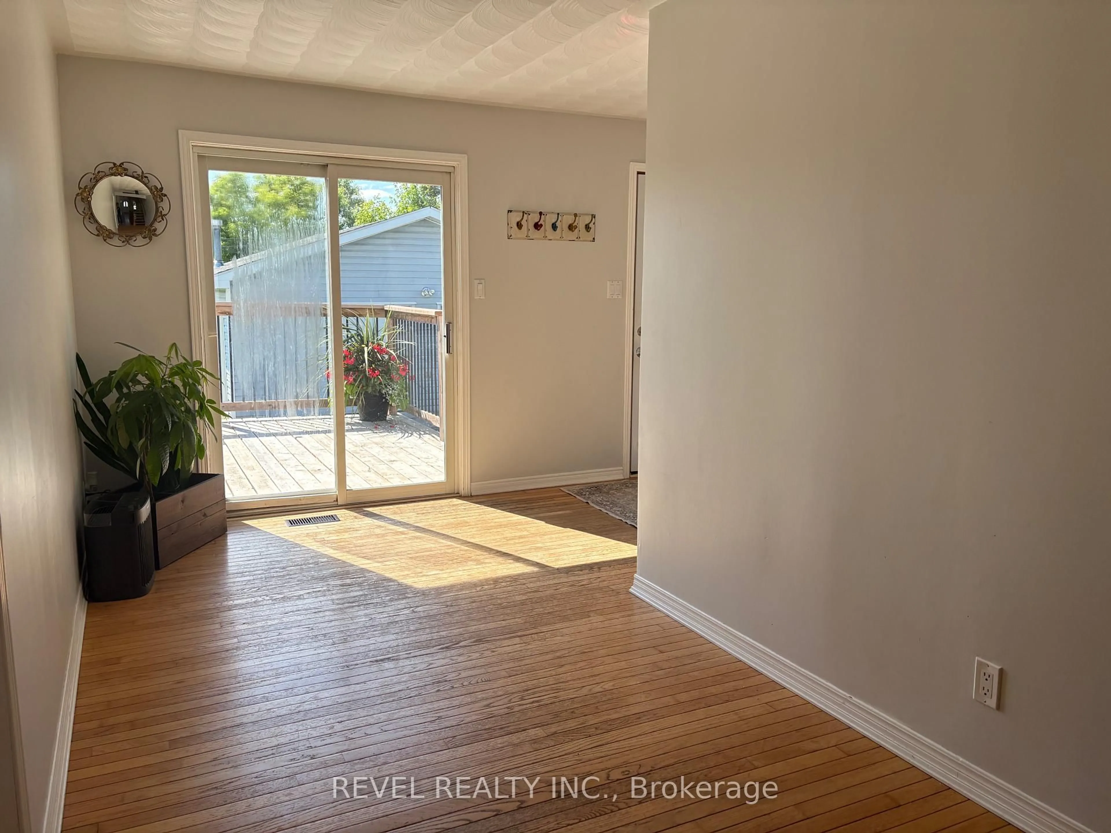 Indoor entryway for 333 Tenth Ave, Cochrane Ontario P0L 1C0