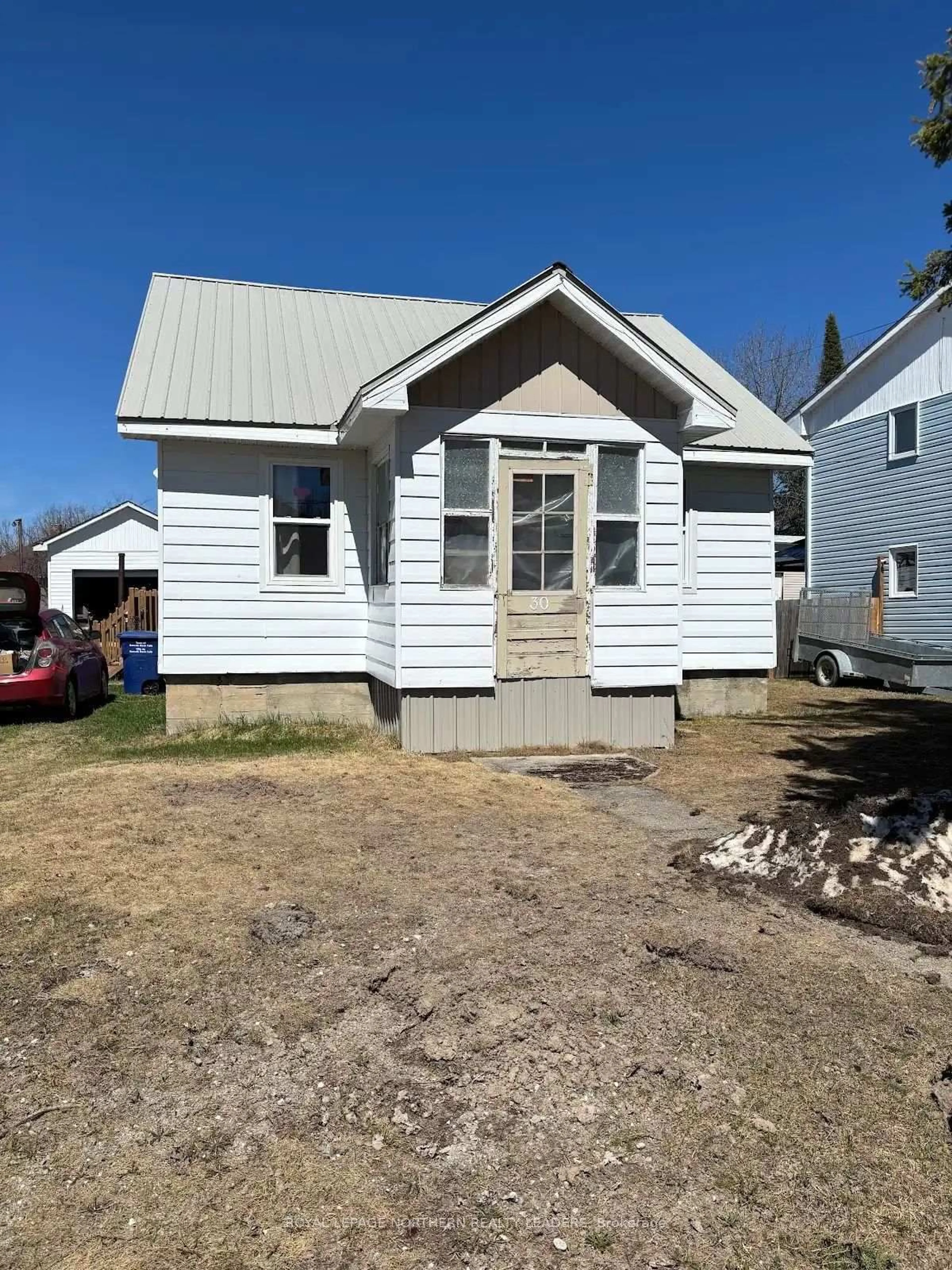 Home with vinyl exterior material, building for 30 Sixth St, Smooth Rock Falls Ontario P0L 2B0