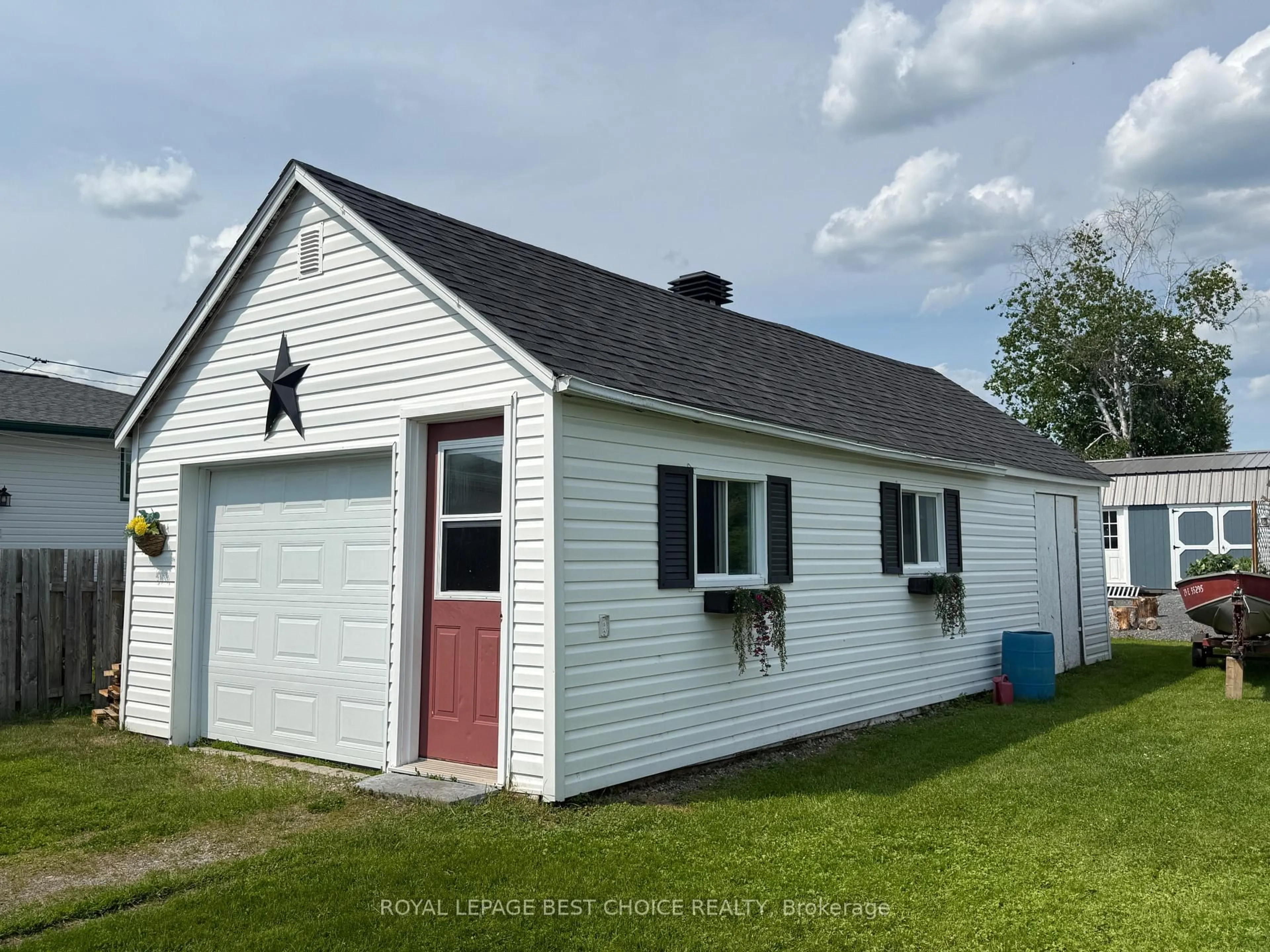 Home with vinyl exterior material, unknown for 105 Pine St, Temiskaming Shores Ontario P0J 1P0