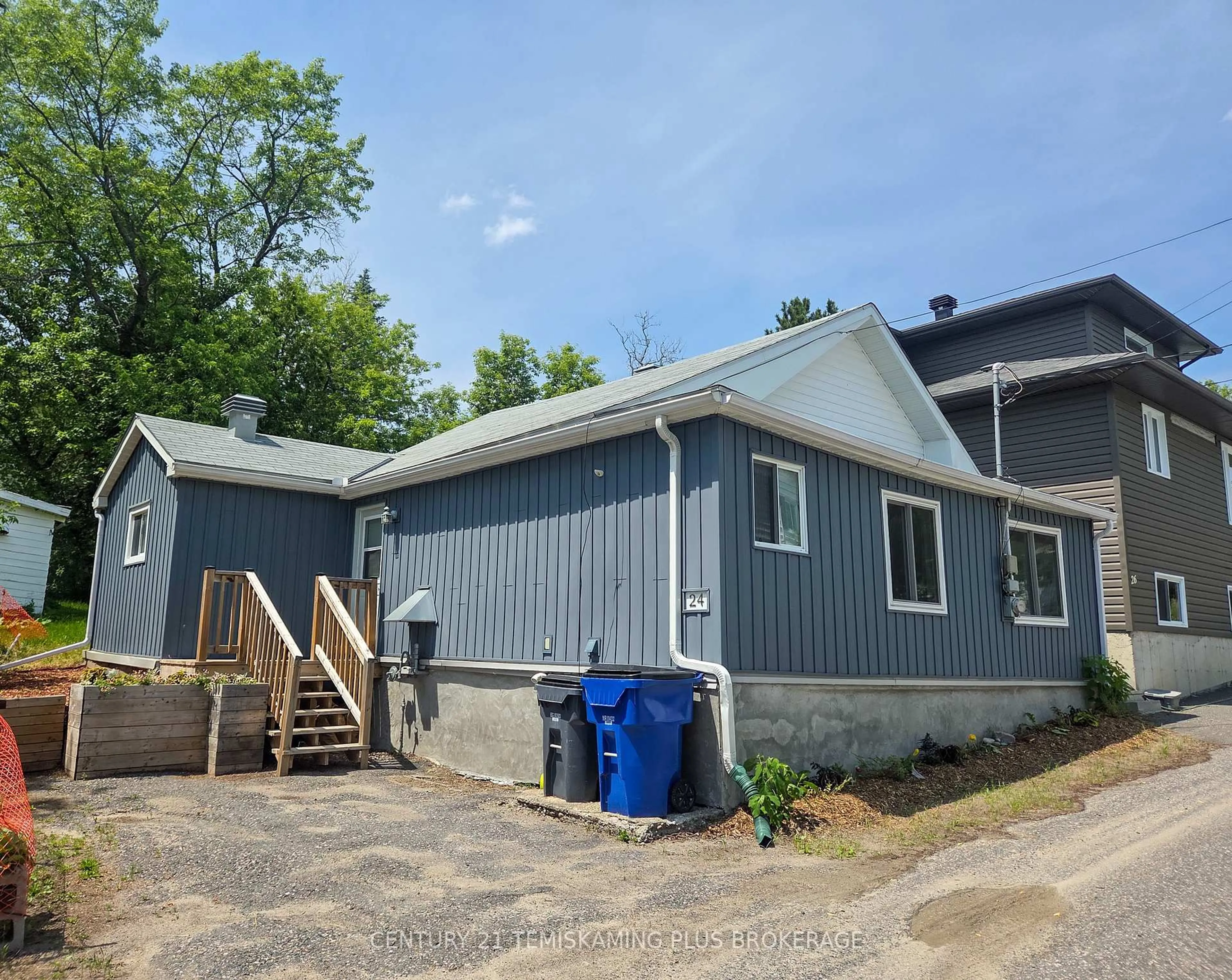 Home with vinyl exterior material, building for 24 Baker St, Cobalt Ontario P0J 1C0