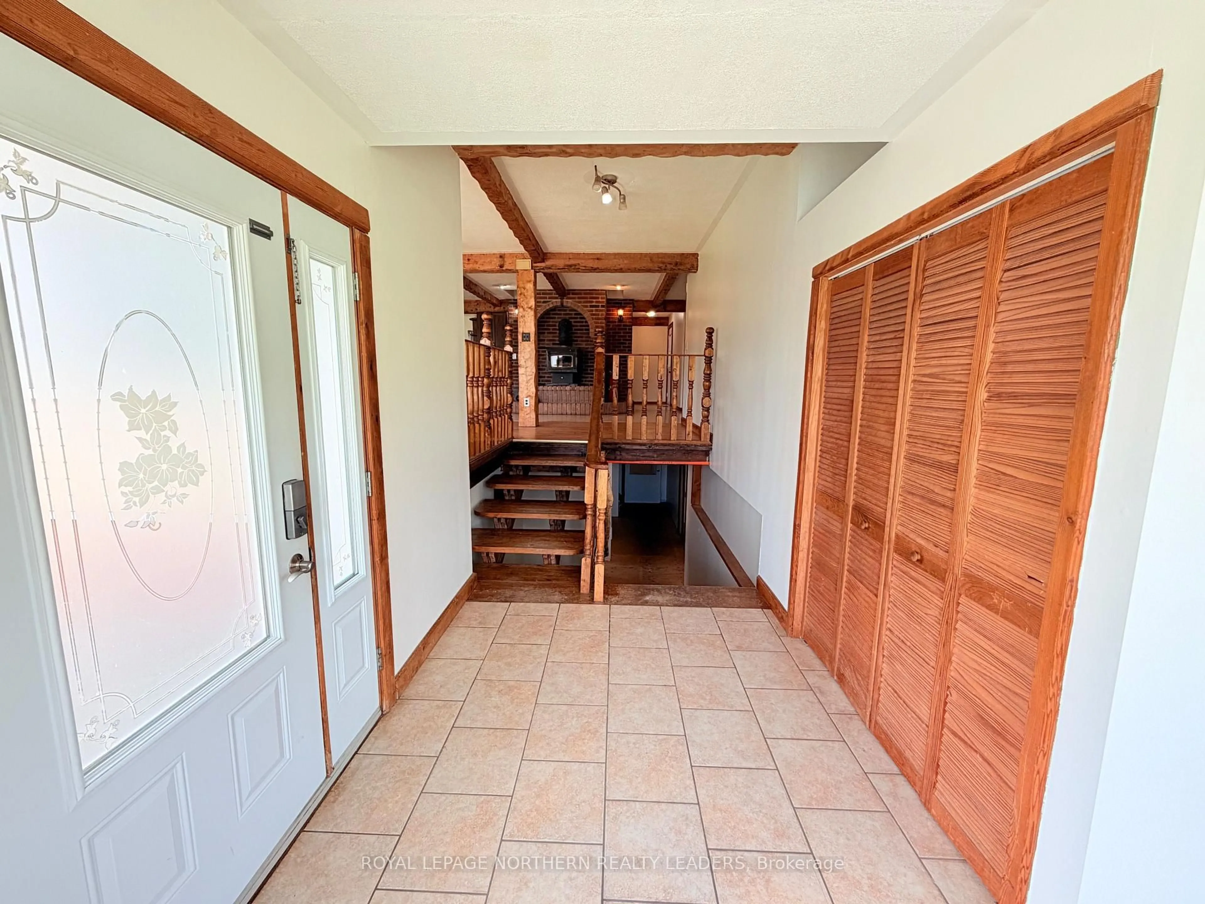 Indoor entryway for 1907 11 Highway, Cochrane Ontario P0L 1C0