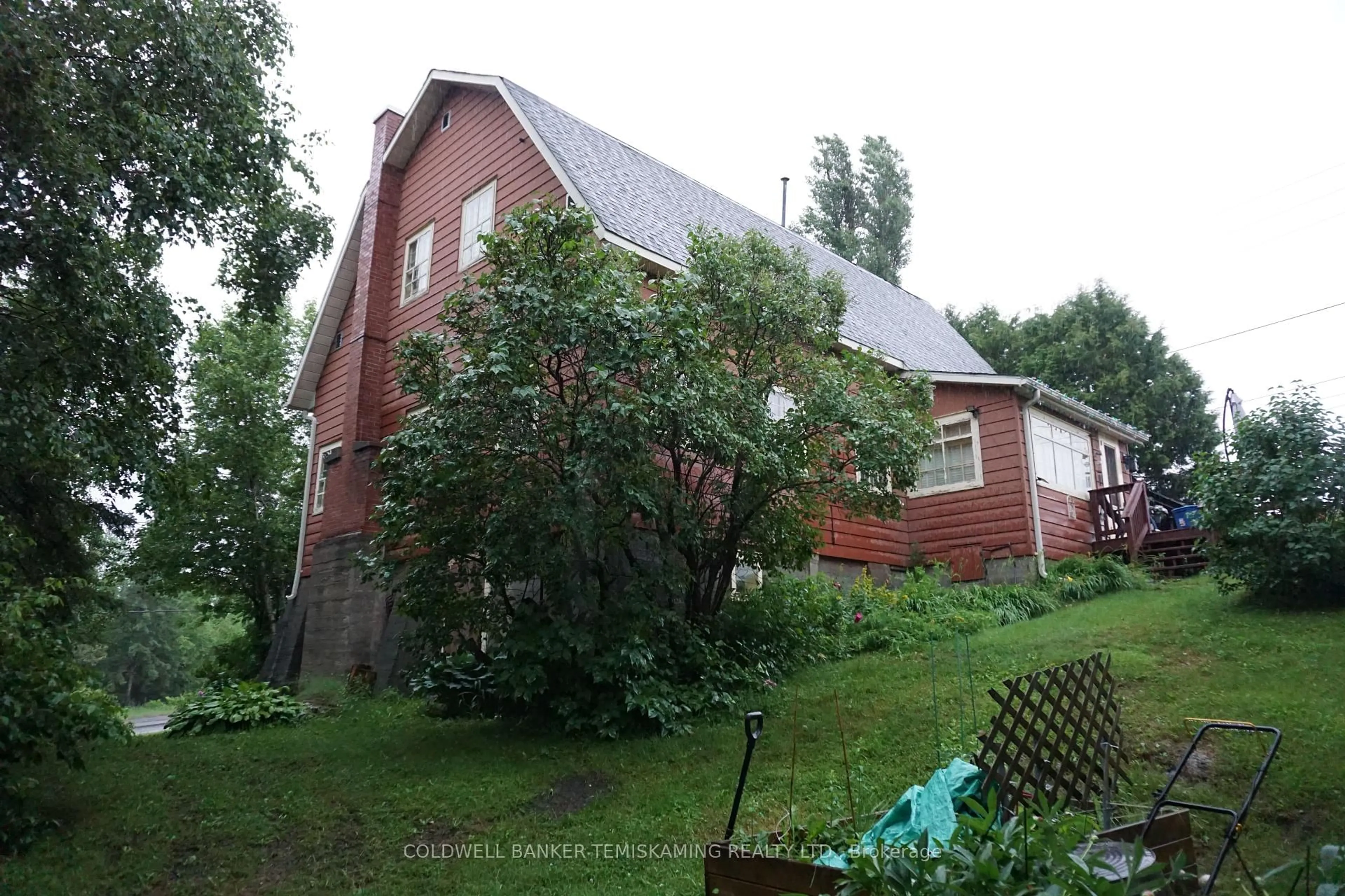 A pic from outside/outdoor area/front of a property/back of a property/a pic from drone, building for 102 Galena St, Cobalt Ontario P0J 1C0