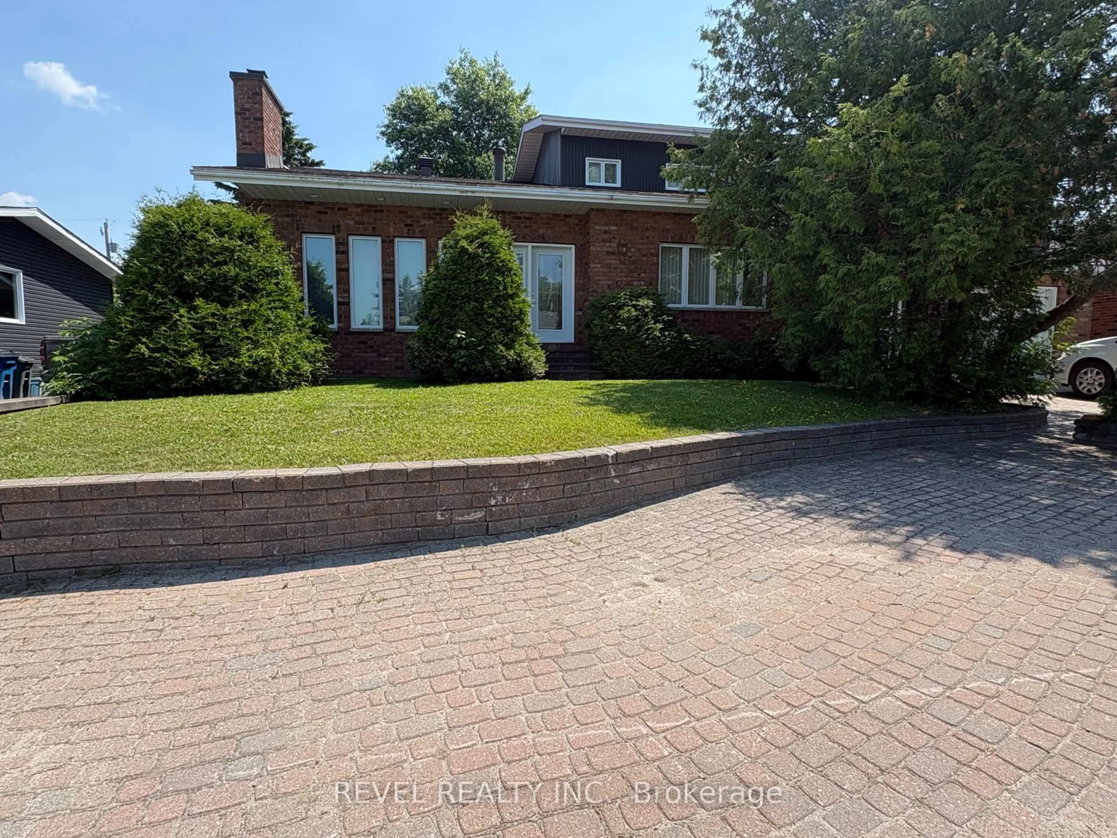 Home with brick exterior material, street for 404 Thirteenth Ave, Cochrane Ontario P0L 1C0