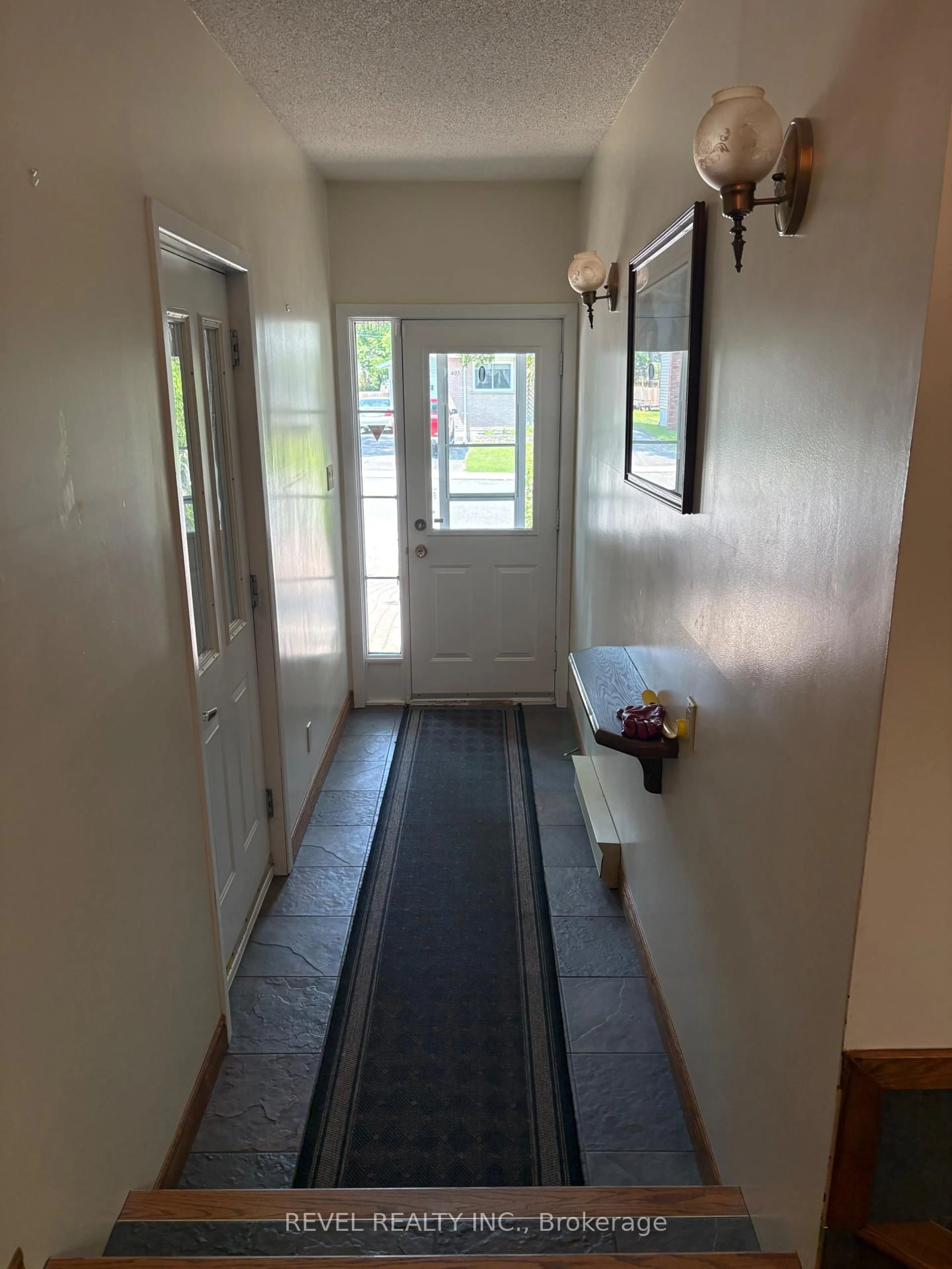 Indoor entryway for 404 Thirteenth Ave, Cochrane Ontario P0L 1C0
