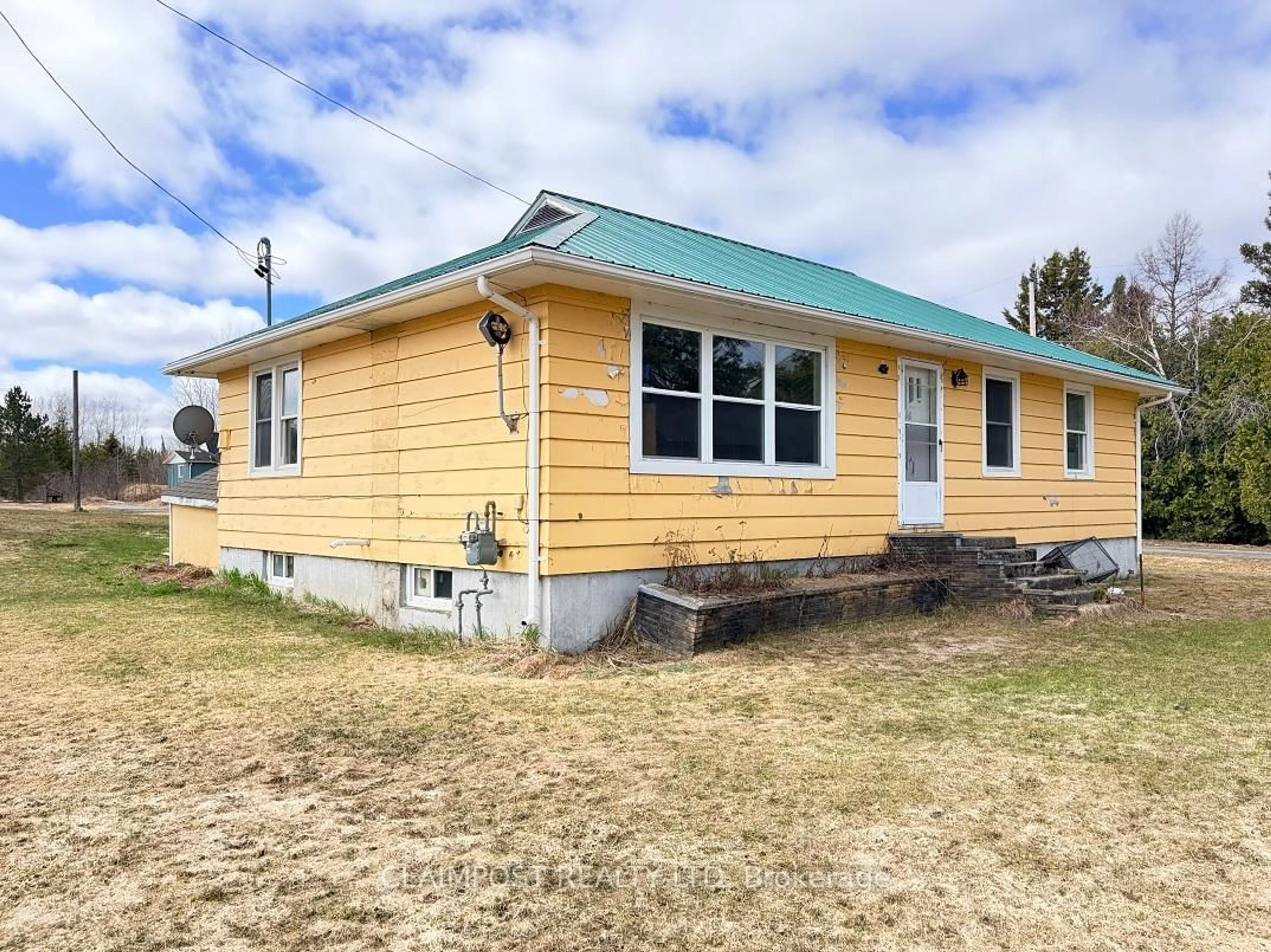 Home with vinyl exterior material, building for 318 Highway 11 Highway, Black River-Matheson Ontario P0K 1N0