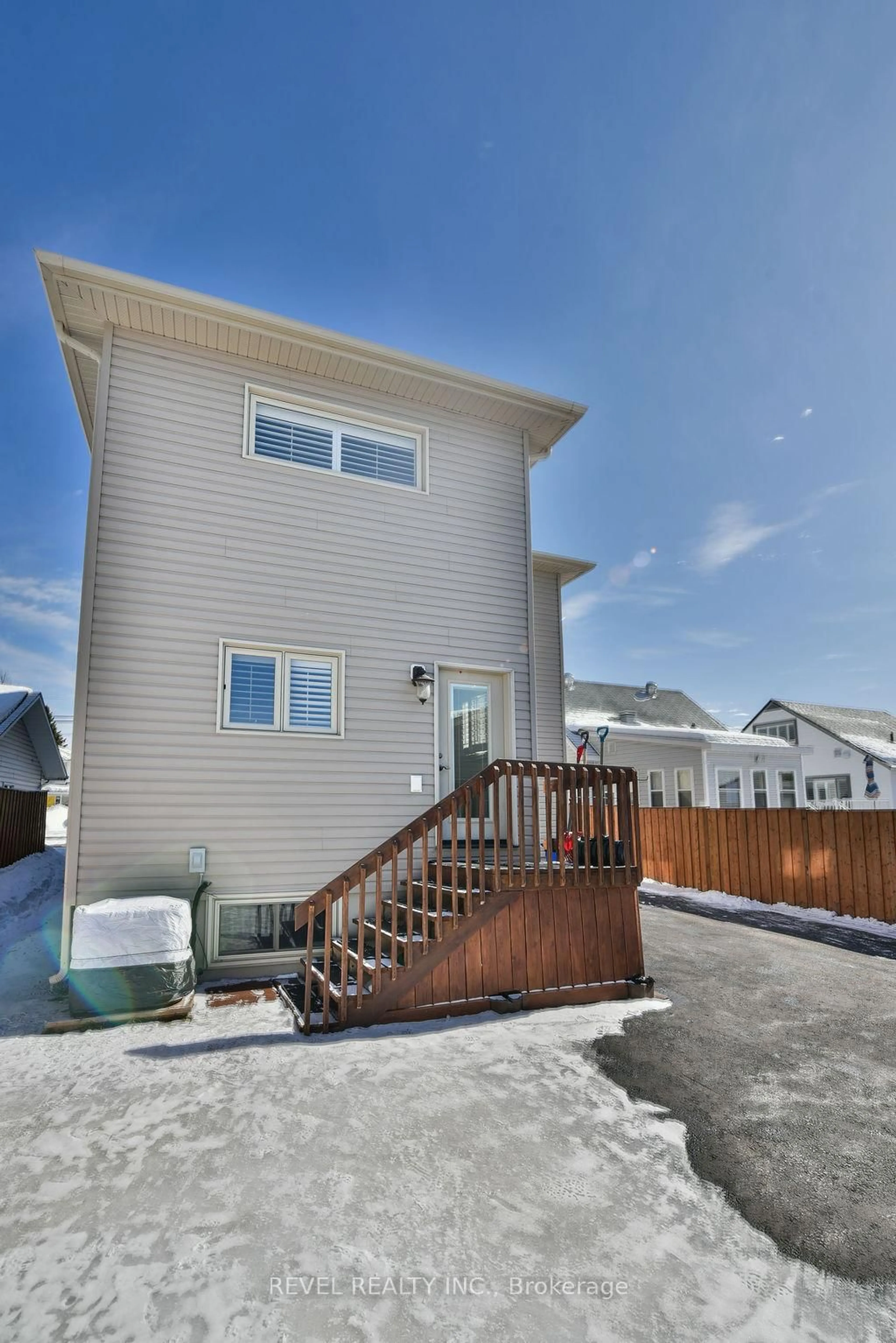 Home with vinyl exterior material, street for 521 Pine St, Timmins Ontario P4N 6L9