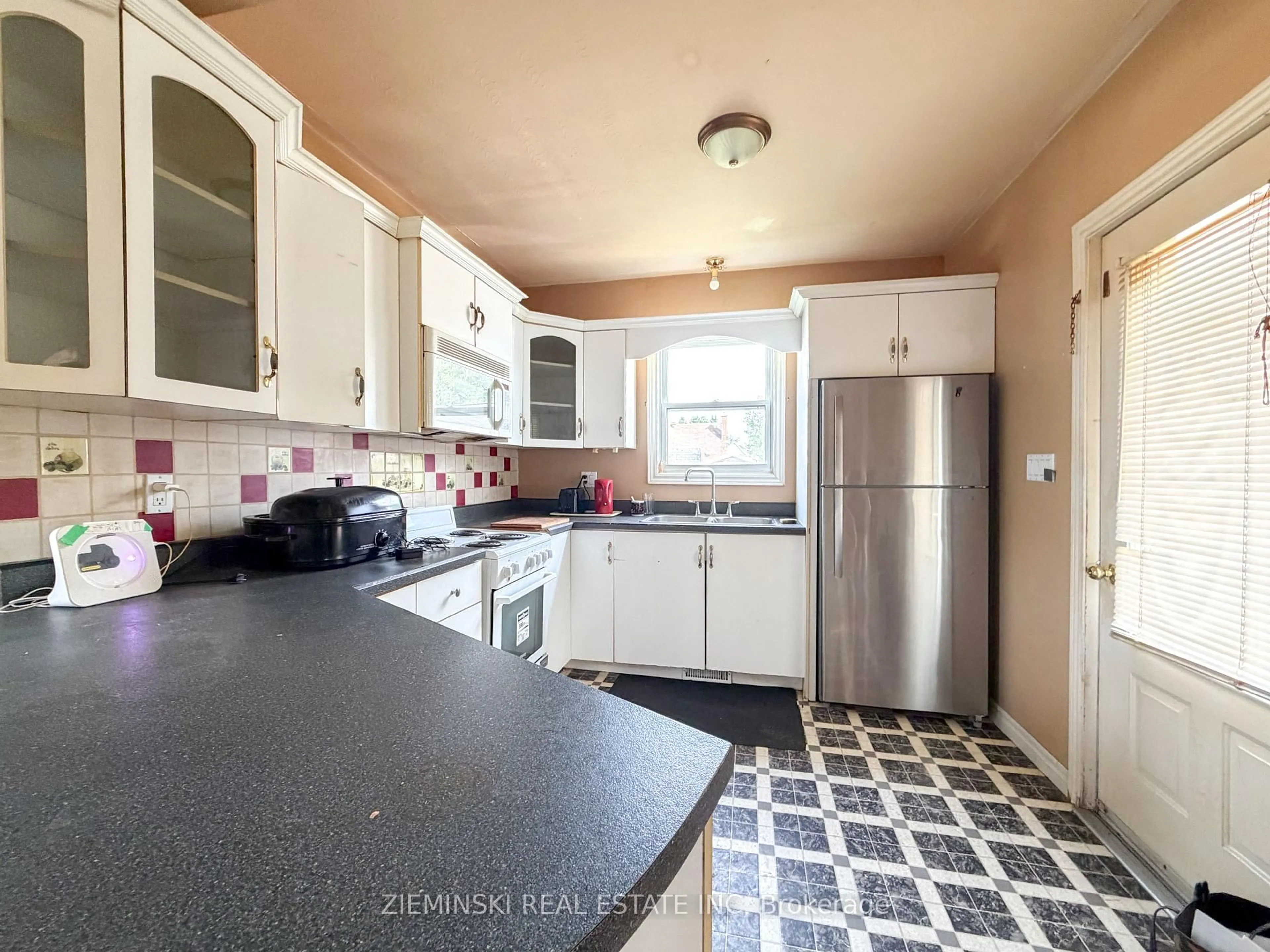 Standard kitchen, unknown for 33 Fifth St, Smooth Rock Falls Ontario P0L 2B0