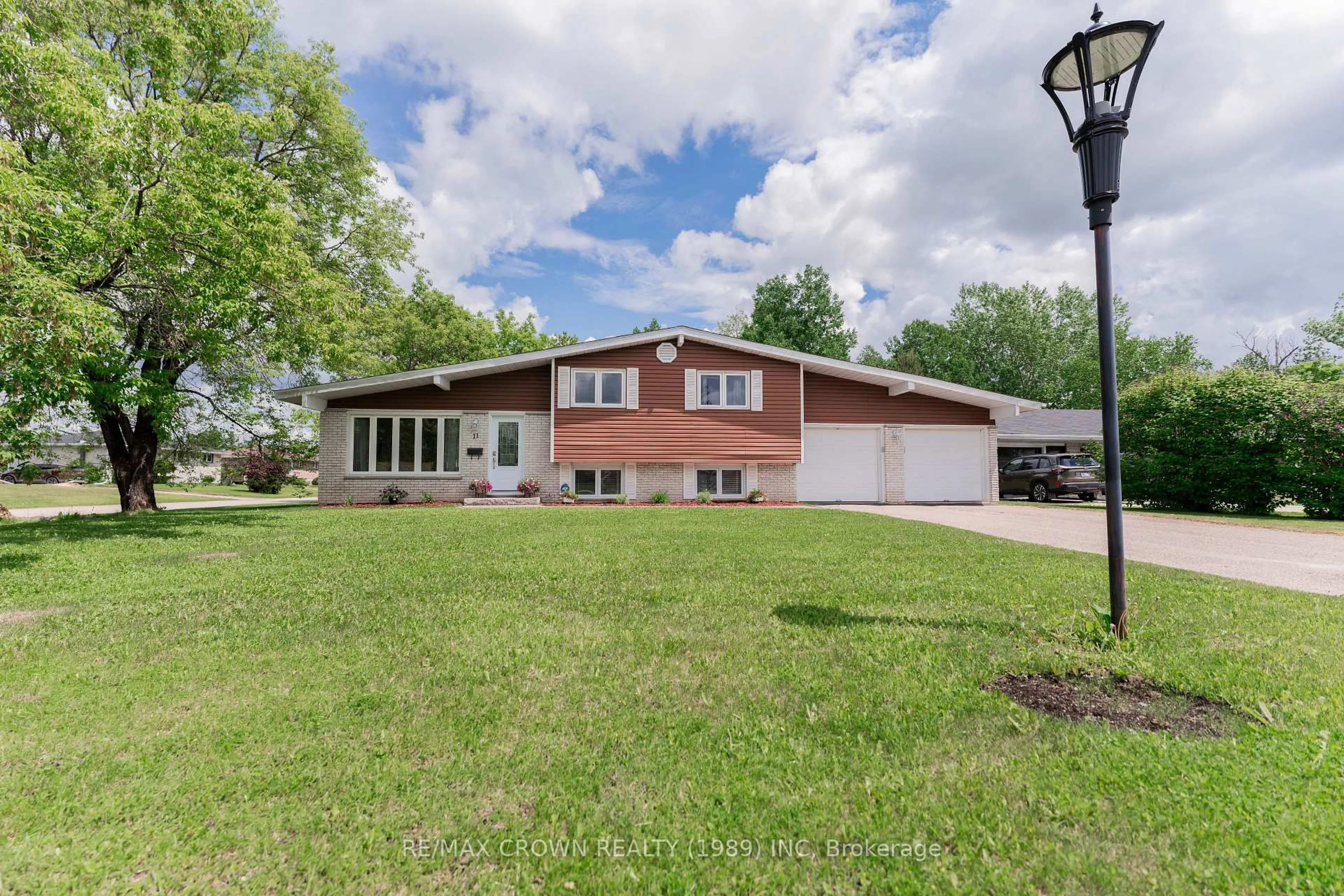 A pic from outside/outdoor area/front of a property/back of a property/a pic from drone, street for 11 Kent Pl, Kapuskasing Ontario P5N 2Y9