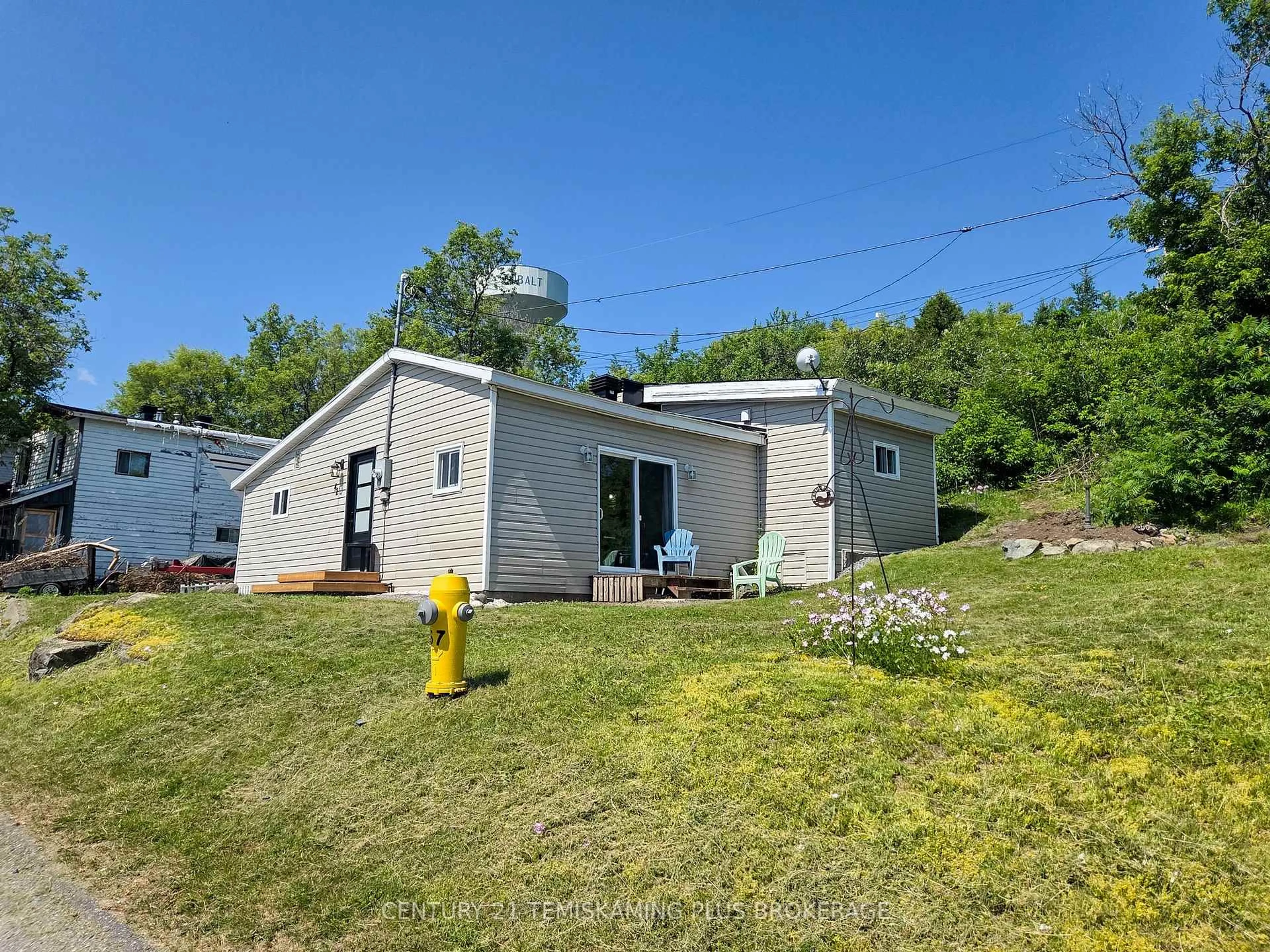 A pic from outside/outdoor area/front of a property/back of a property/a pic from drone, water/lake/river/ocean view for 42 Russell St, Cobalt Ontario P0J 1C0