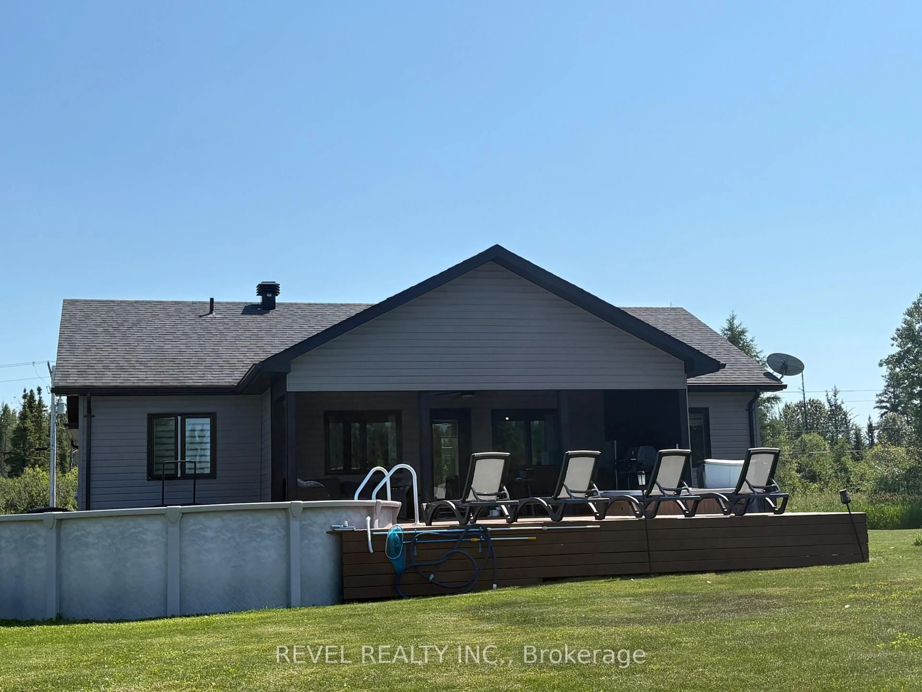 Home with vinyl exterior material, water/lake/river/ocean view for 983 Highway 652 Highway, Cochrane Ontario P0L 1C0