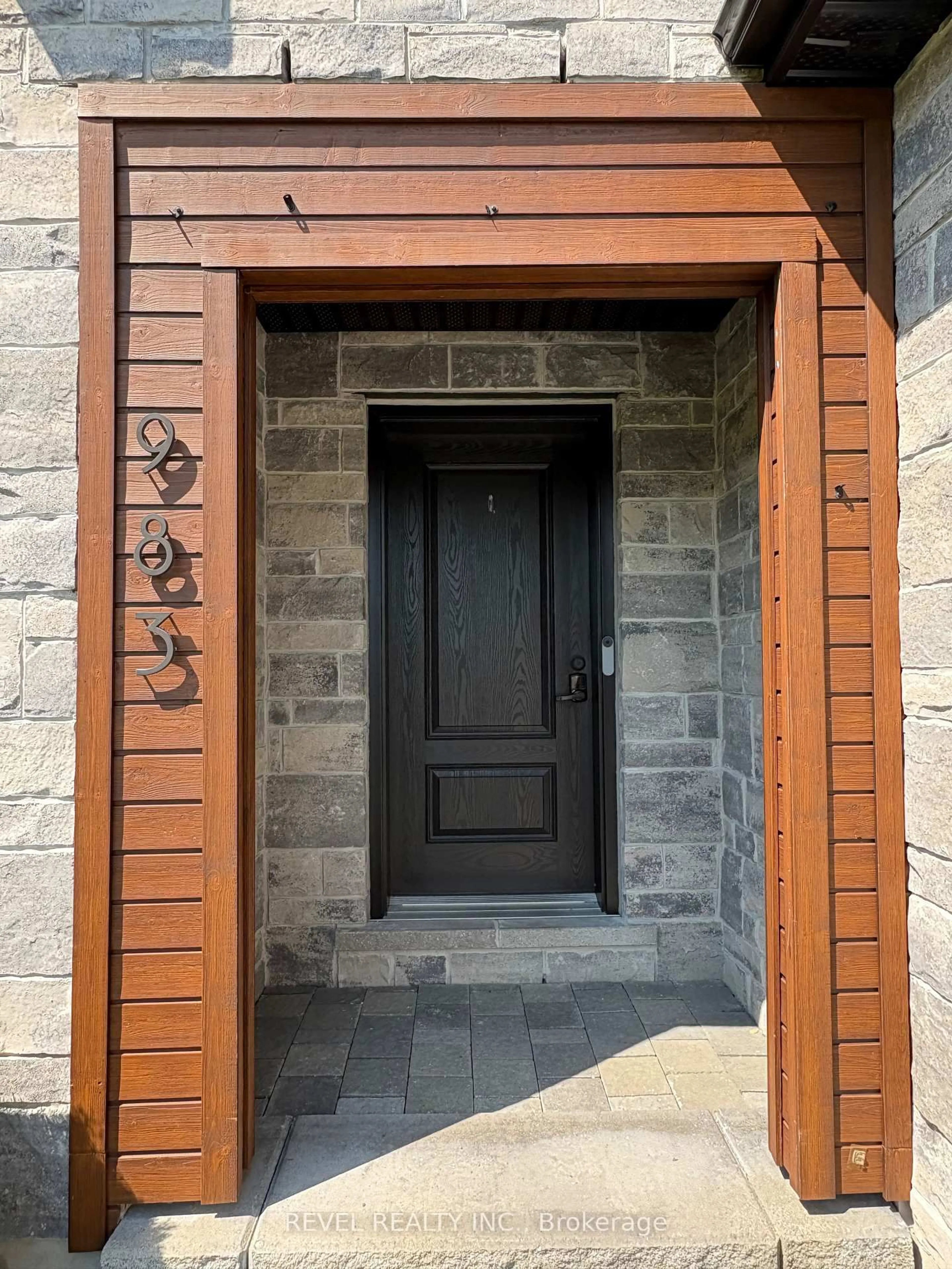 Indoor entryway for 983 Highway 652 Highway, Cochrane Ontario P0L 1C0