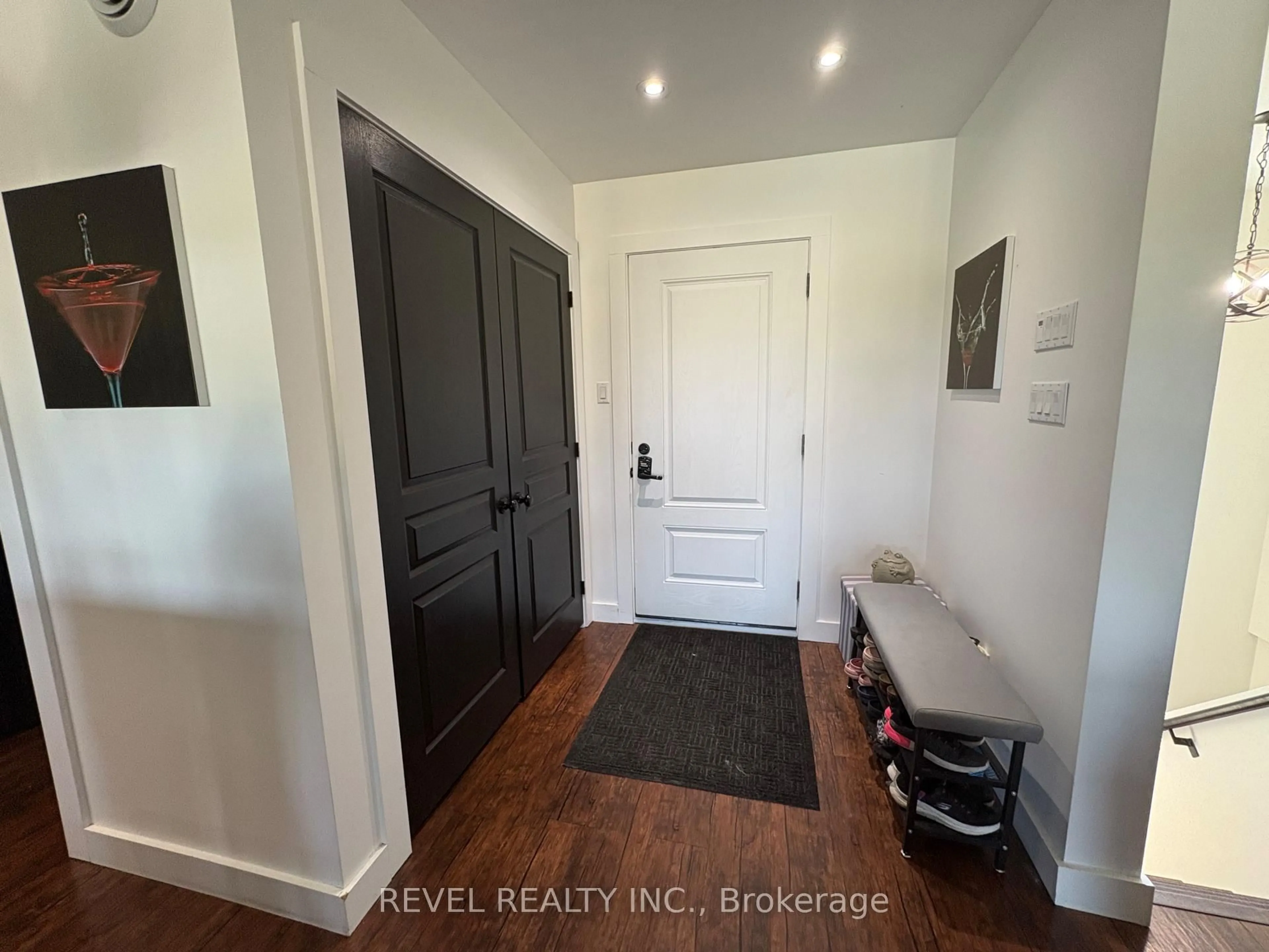 Indoor entryway for 983 Highway 652 Highway, Cochrane Ontario P0L 1C0