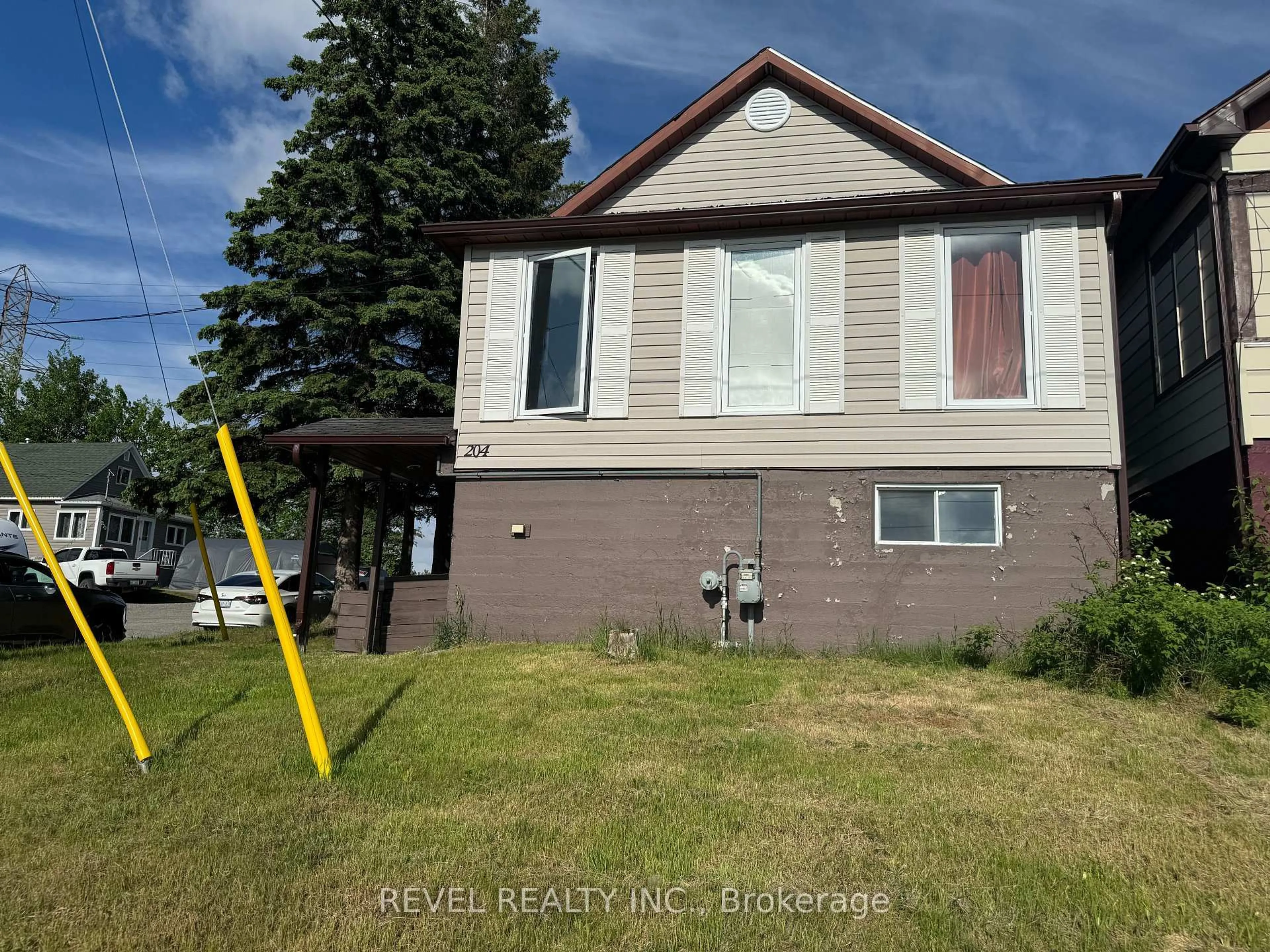 Home with vinyl exterior material, building for 204 Laidlaw St, Timmins Ontario P4N 2P8