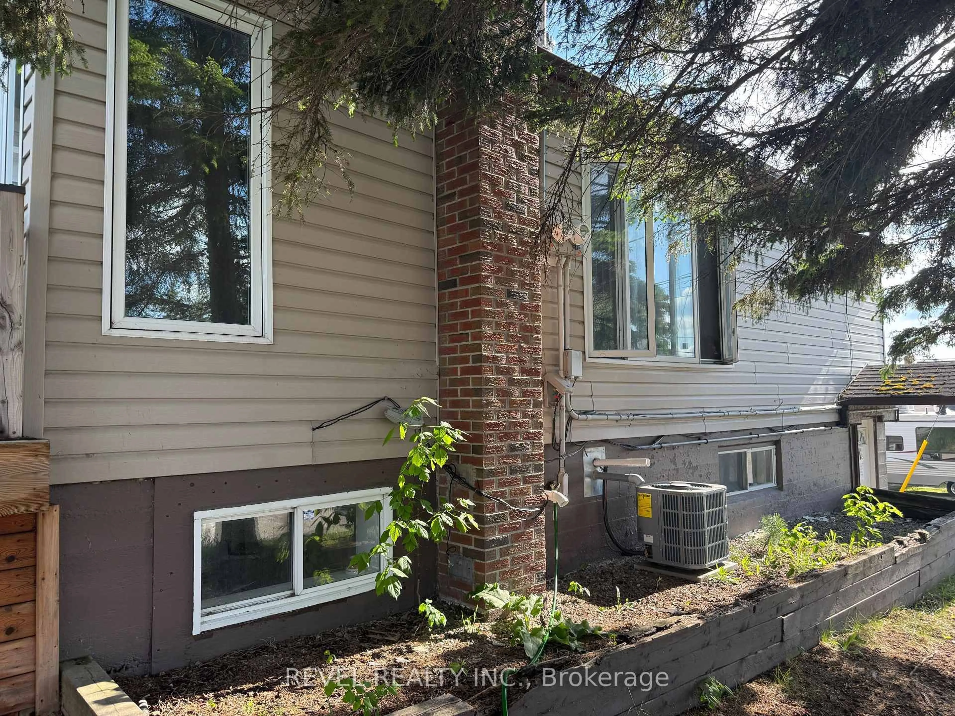Home with vinyl exterior material, street for 204 Laidlaw St, Timmins Ontario P4N 2P8