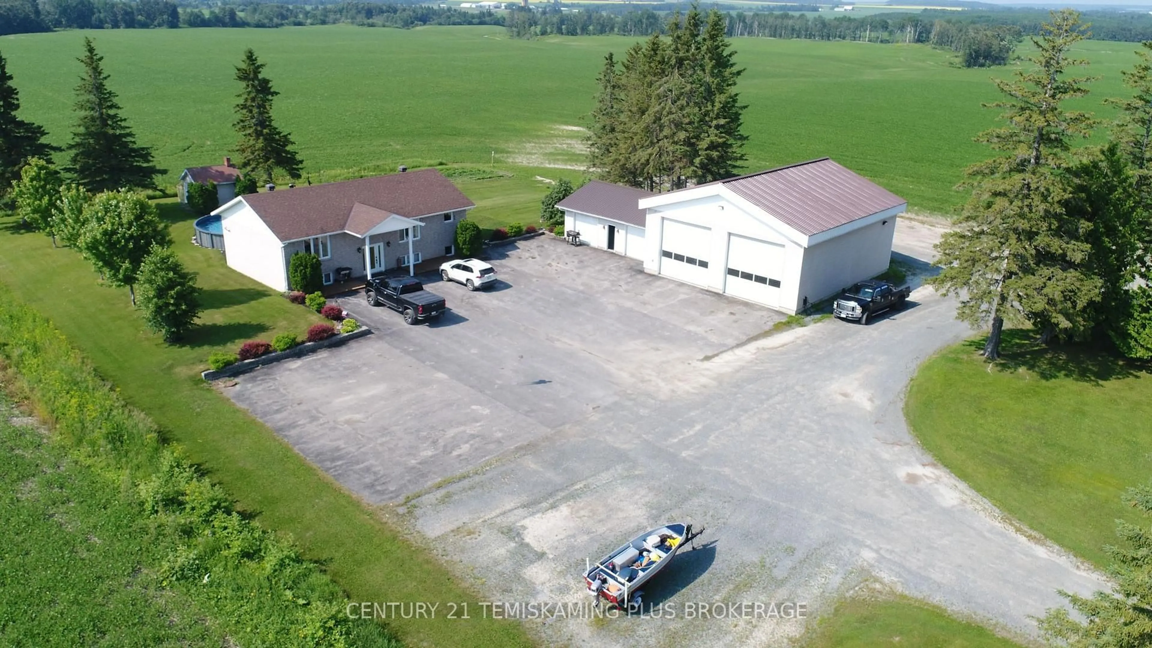 A pic from outside/outdoor area/front of a property/back of a property/a pic from drone, building for 146128 Hilliardton Rd, Armstrong Ontario P0J 1E0