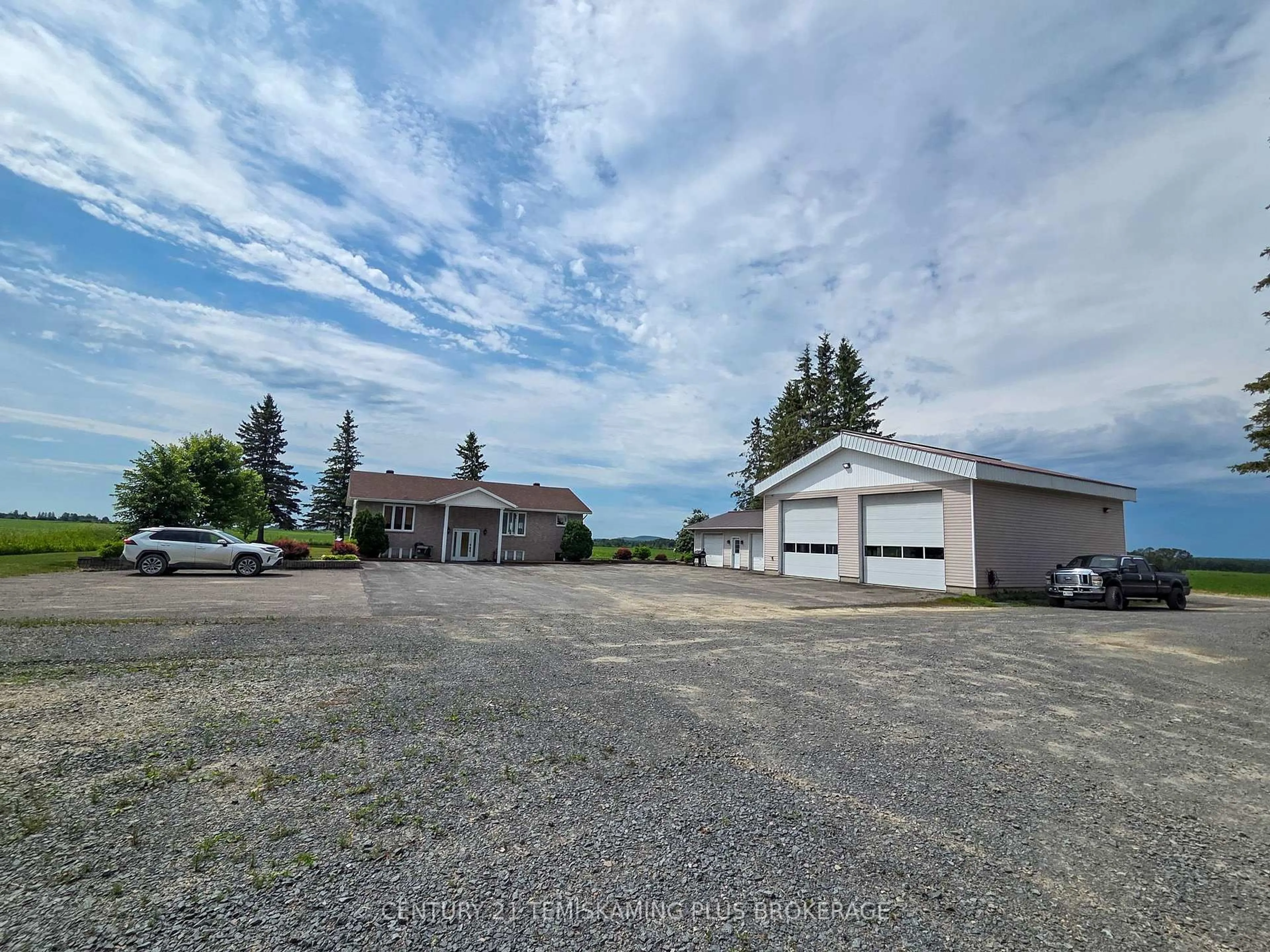 A pic from outside/outdoor area/front of a property/back of a property/a pic from drone, building for 146128 Hilliardton Rd, Armstrong Ontario P0J 1E0