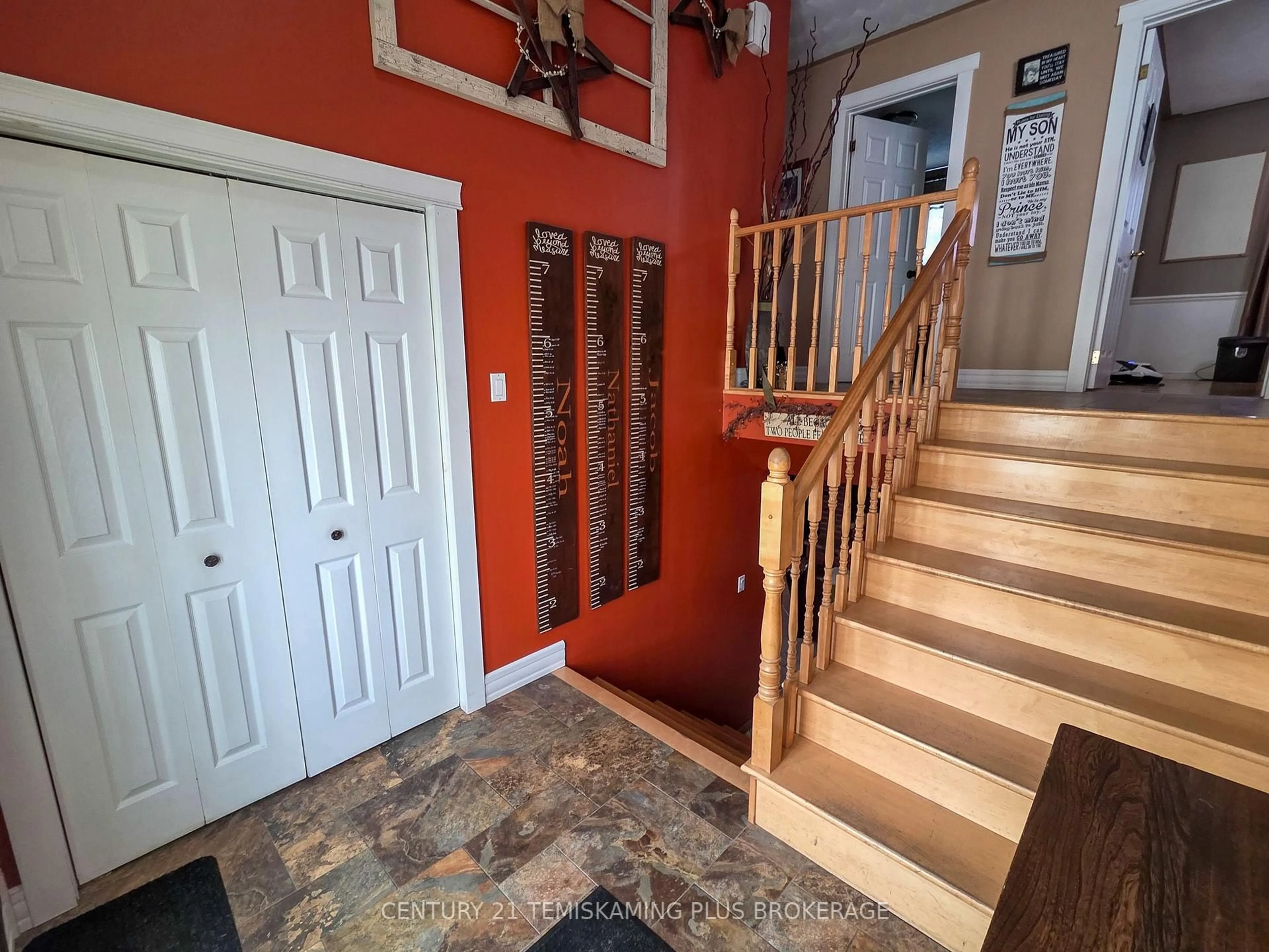 Indoor foyer for 146128 Hilliardton Rd, Armstrong Ontario P0J 1E0