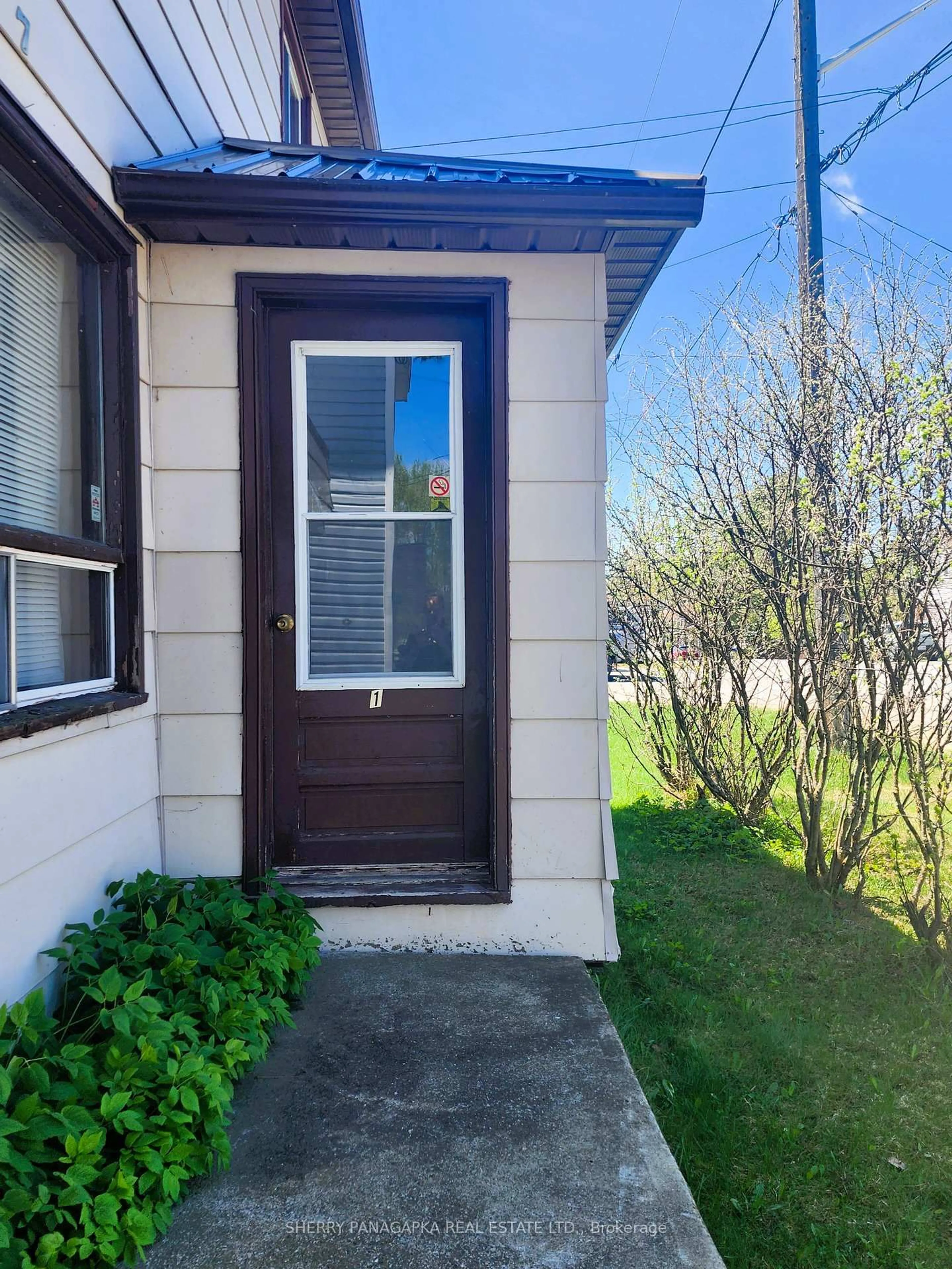 Indoor entryway for 7 Federal St, Kirkland Lake Ontario P2N 1E4