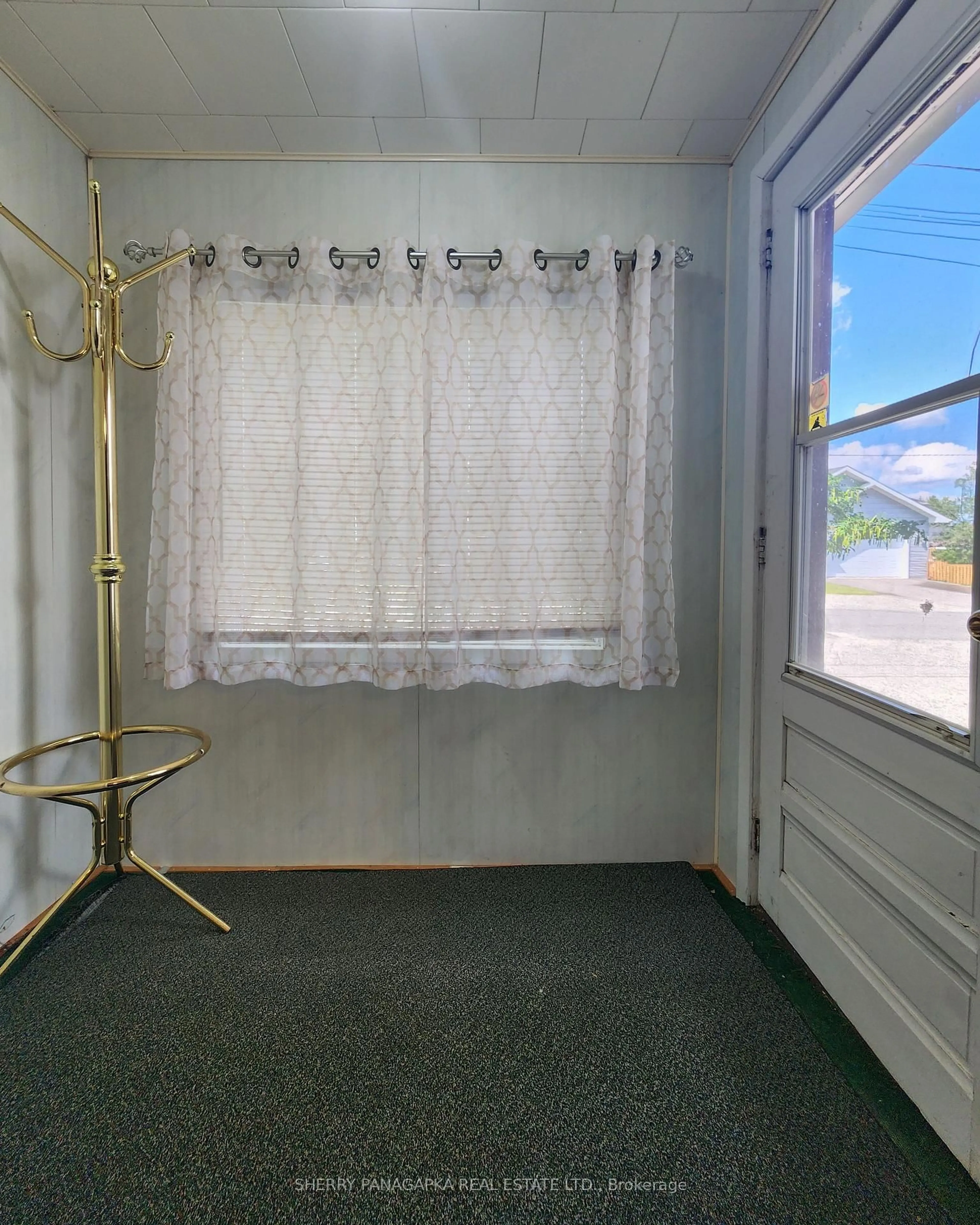 Indoor entryway for 7 Federal St, Kirkland Lake Ontario P2N 1E4